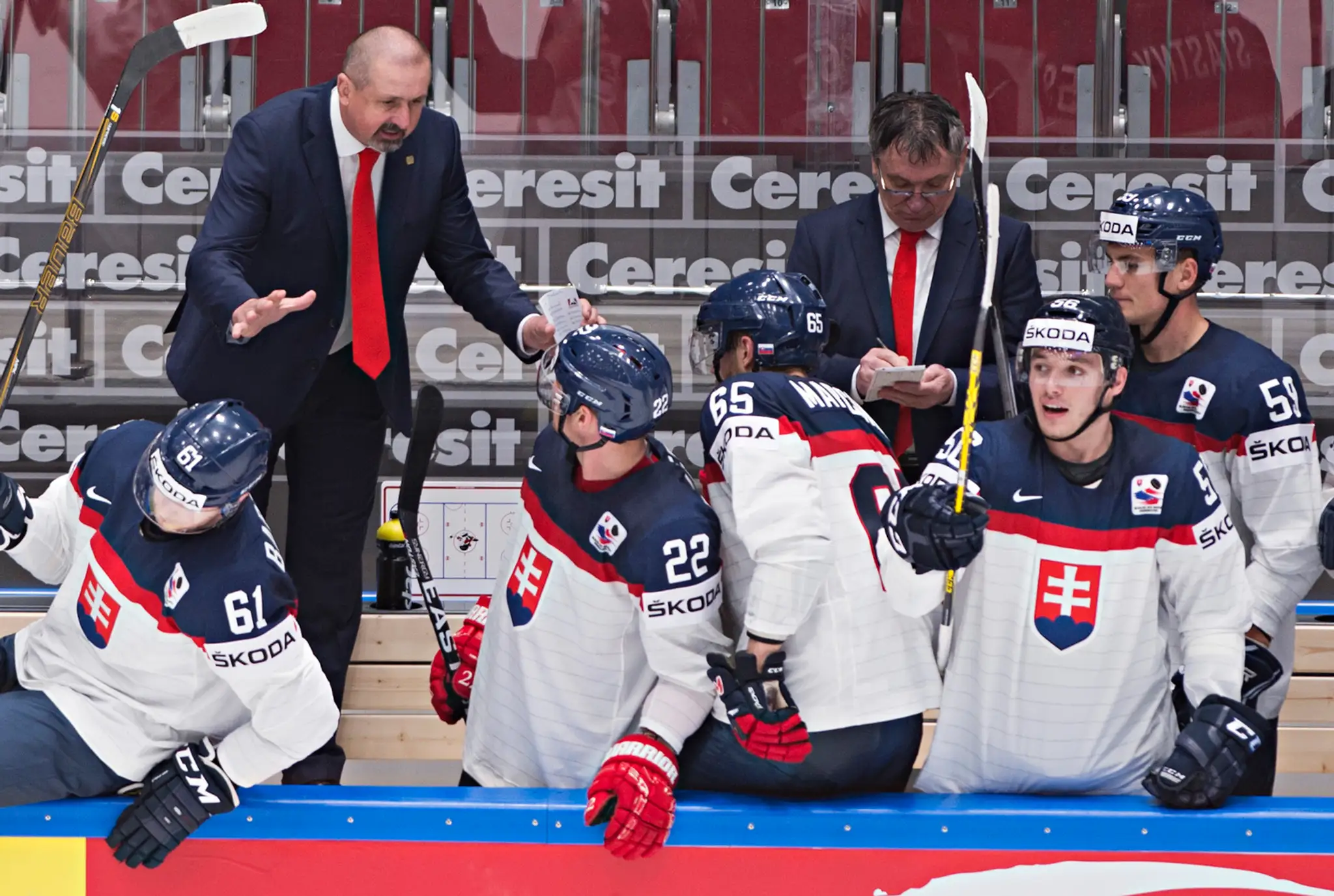 Slovenská striedačka počas duelu proti Maďarsku na MS v Rusku.