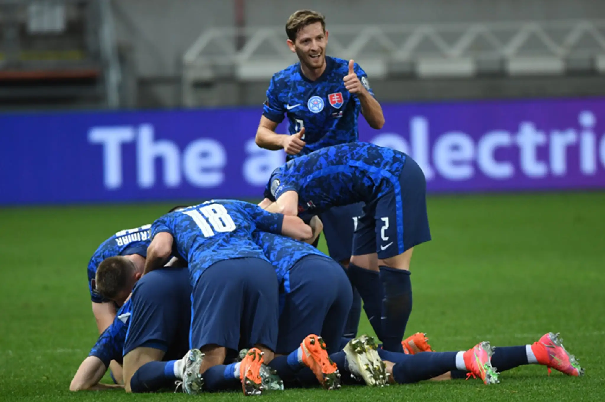 Slovenskí futbalisti sa tešia po strelení gólu na 2:1 v kvalifikačnom zápase na MS 2022.