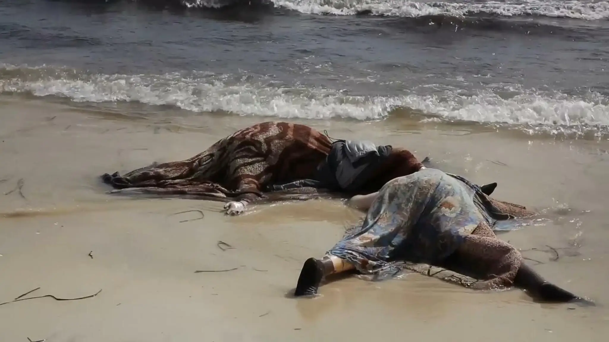 Mŕtve telá utopených afrických migrantov