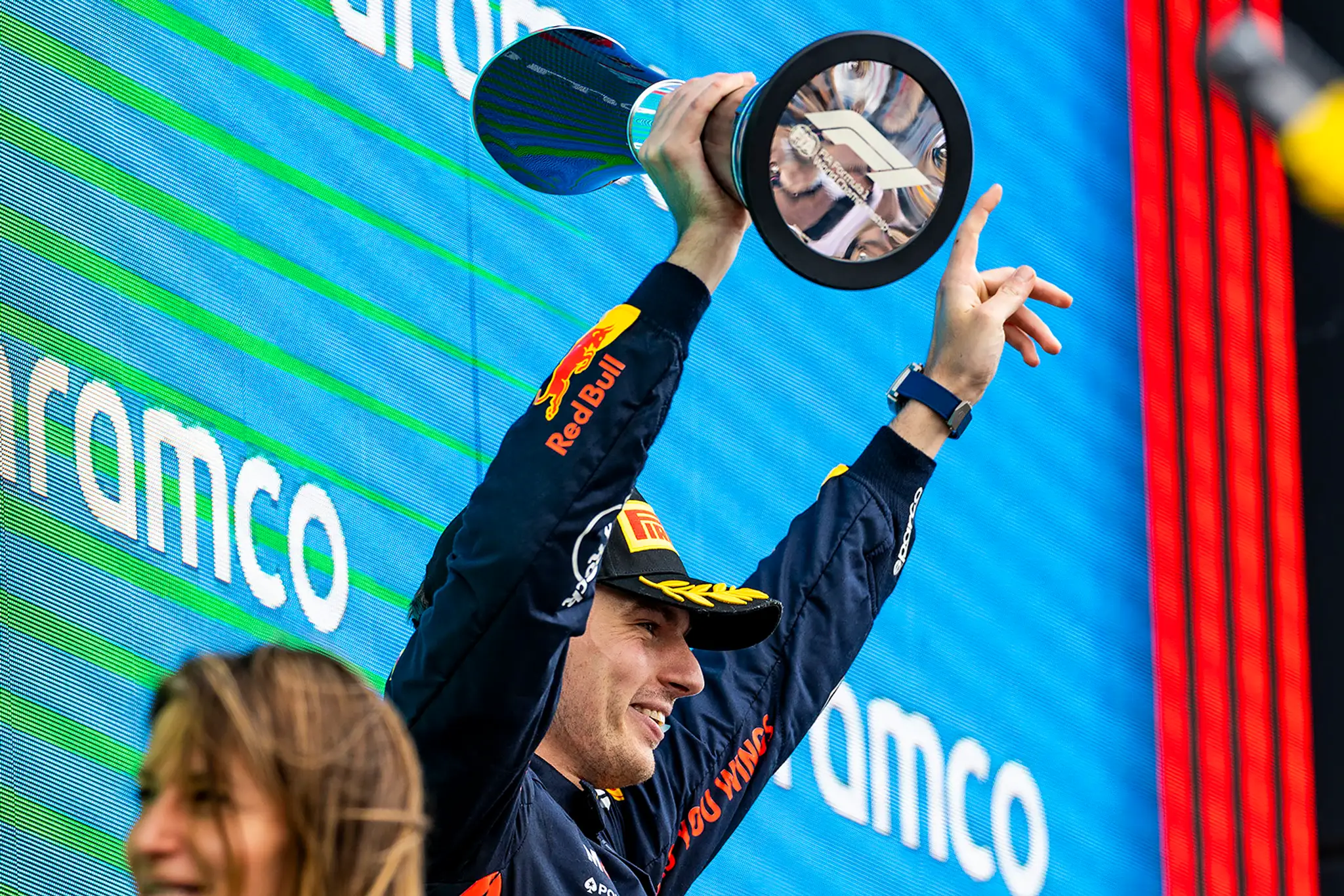 Max Verstappen sa teší po výhre vo Veľkej Británii.