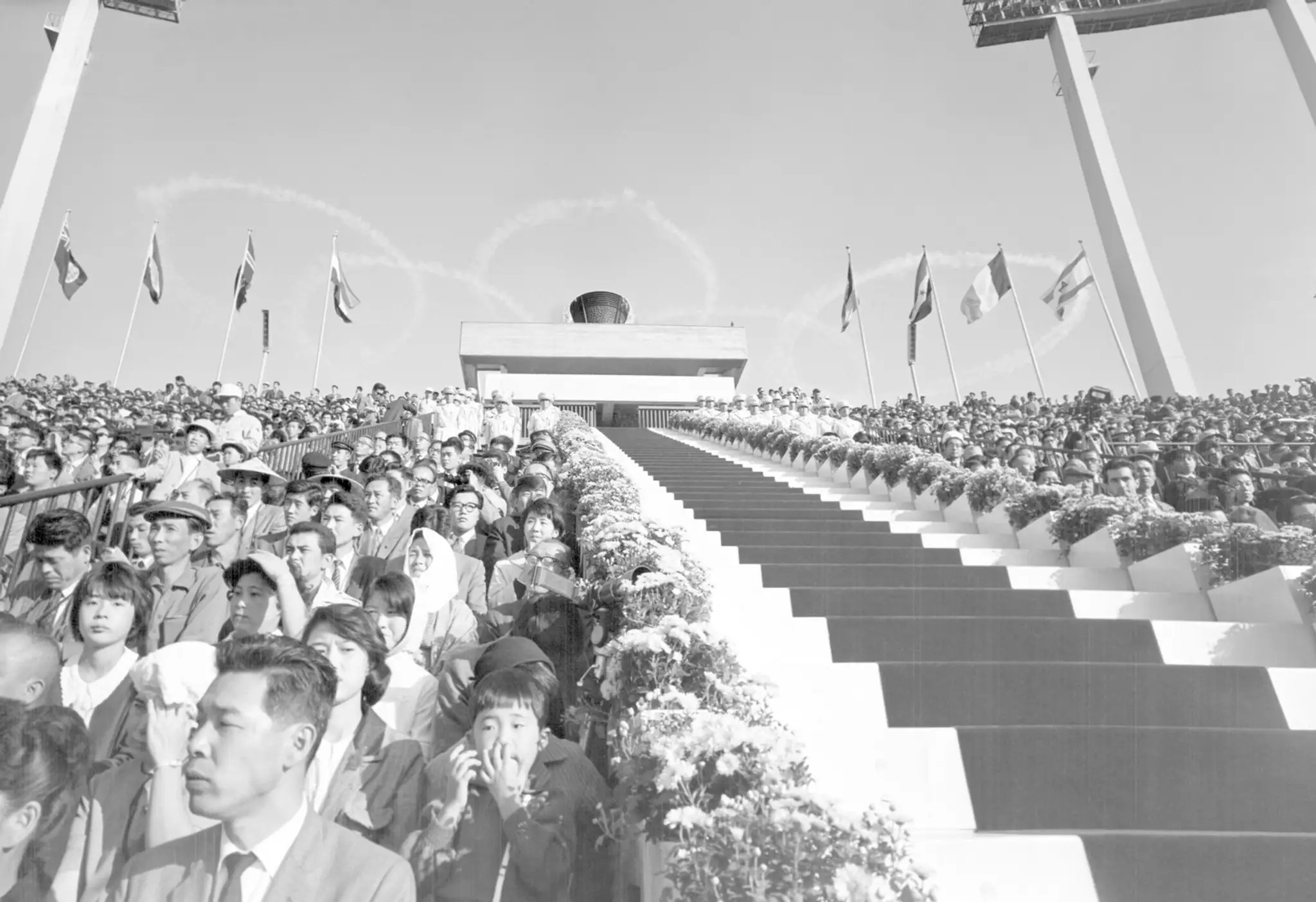 Archívna snímka z roku 1968 z otváracieho ceremoniálu LOH v Tokiu.