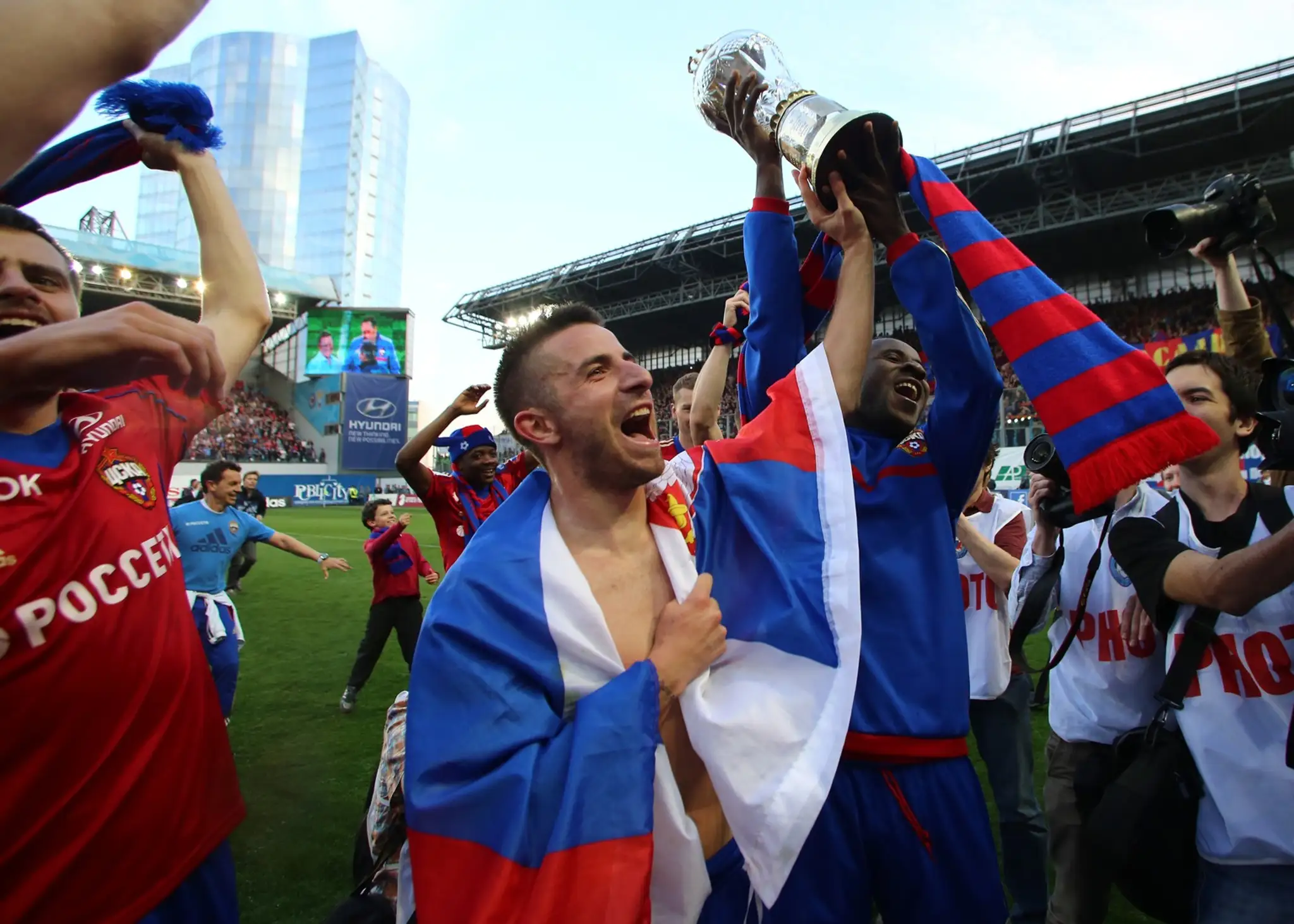 VLje.zoran_tosic_z_cska_moskva_sa_tesi_zo_zisku_titulu_v_ruskej_futbalovej_lige_v_maji_2014_.jpg