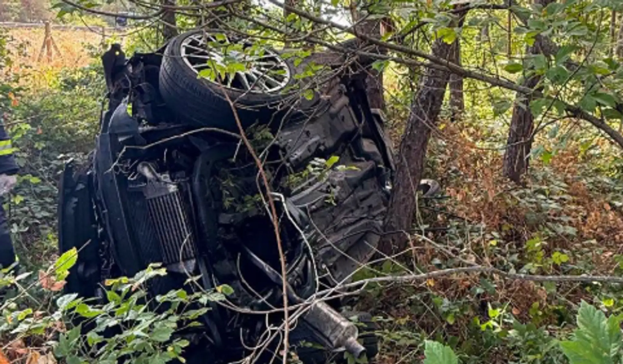Na snímke auto, ktoré skončilo na D2 mimo vozovky.