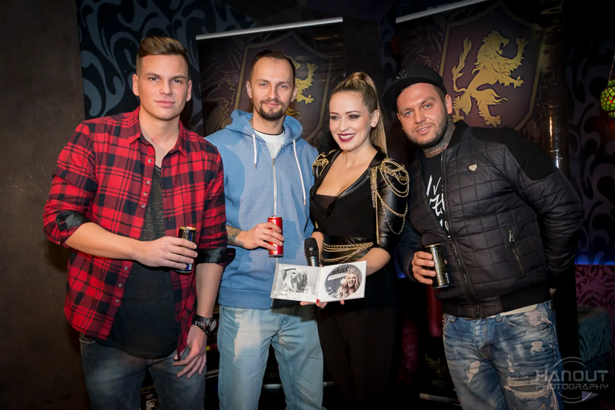Dominikin album pokrstili traja chlapi. 