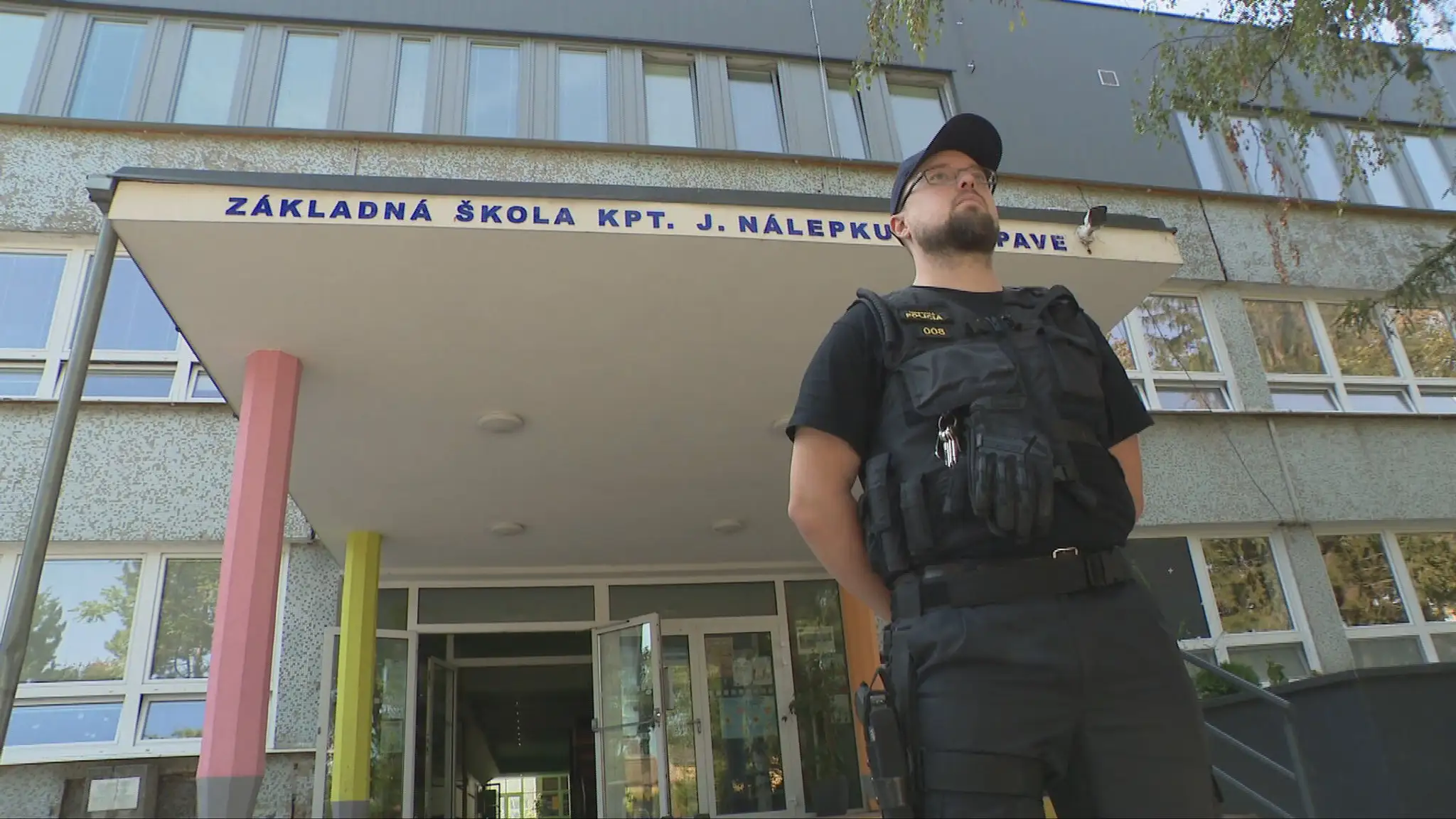 Policajt na škole.