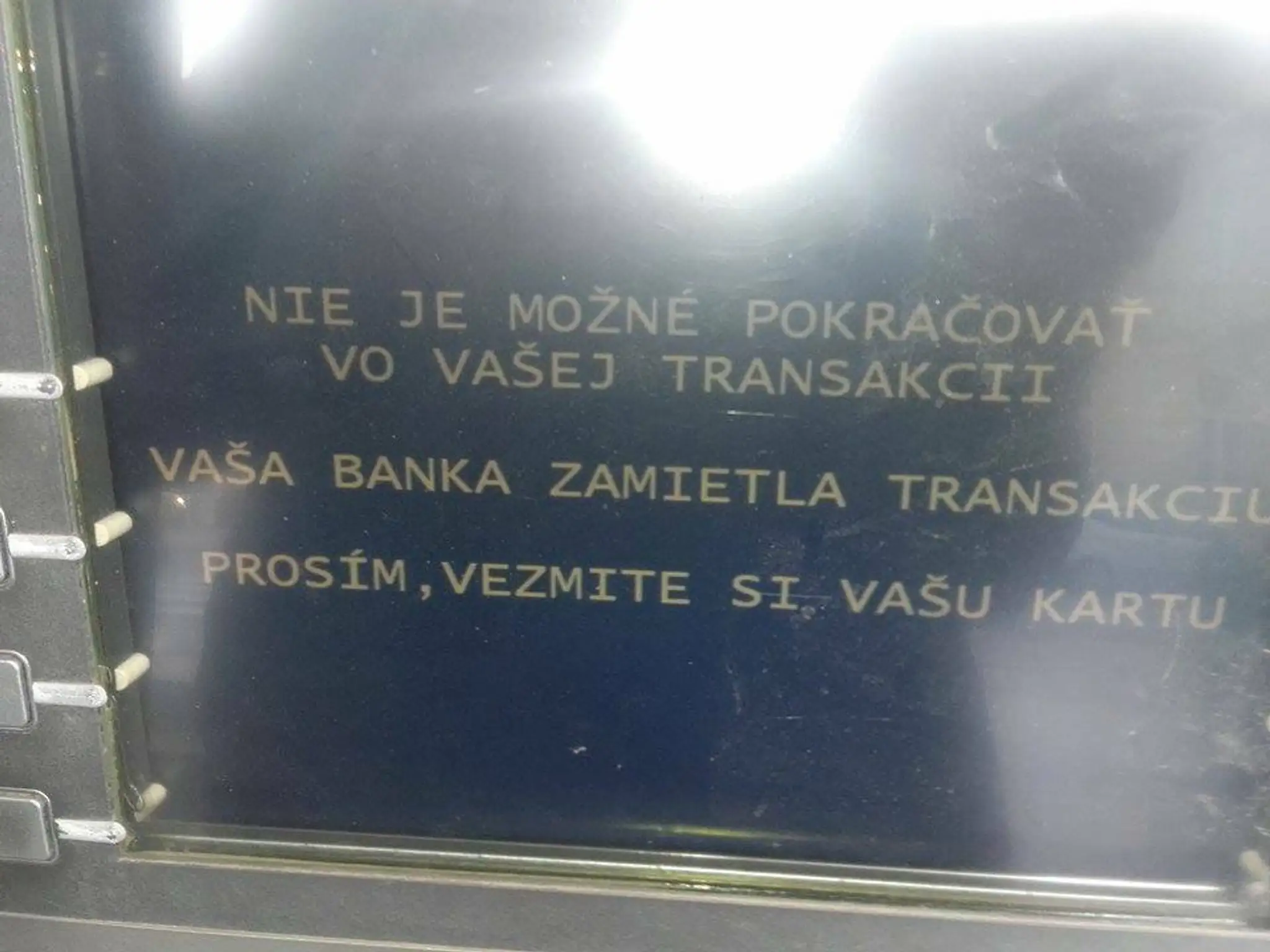 Peniaze sa nedali vybrať z bankomatov