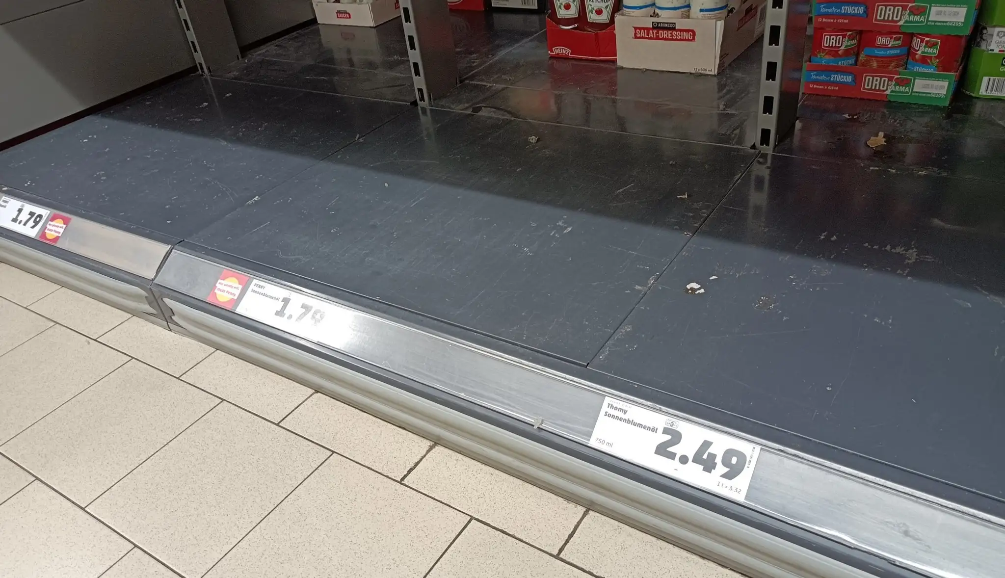 Prázdny regál v nemeckom supermarkete.