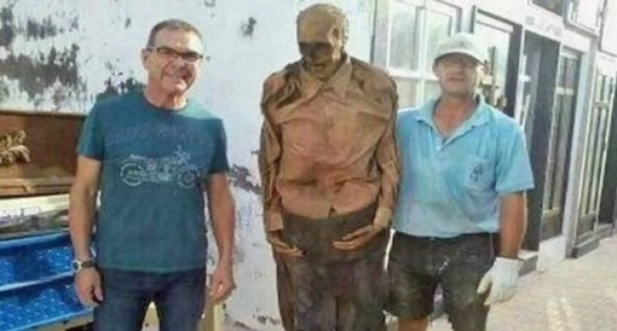 Hrobár a turista sa vyfotili s mŕtvolou