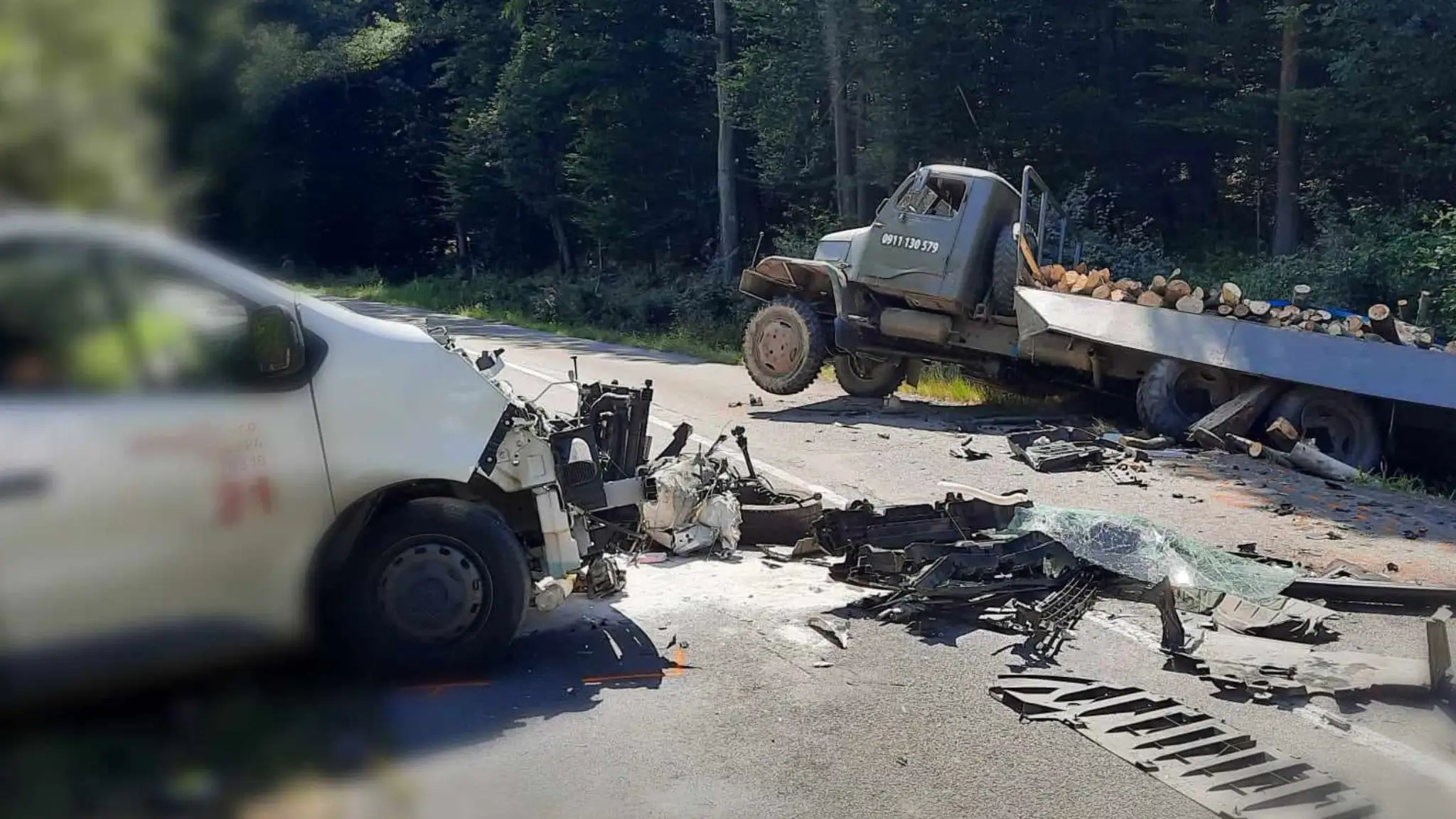 Hrozivo vyzerajúca zrážka dodávky s nákladným autom v okrese Banská Štiavnica. 