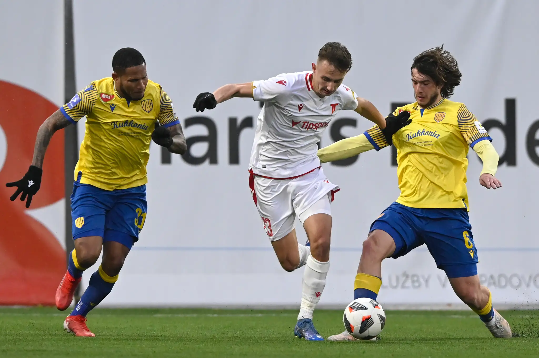 Andrea Balič v súboji v zápase proti Trenčínu.