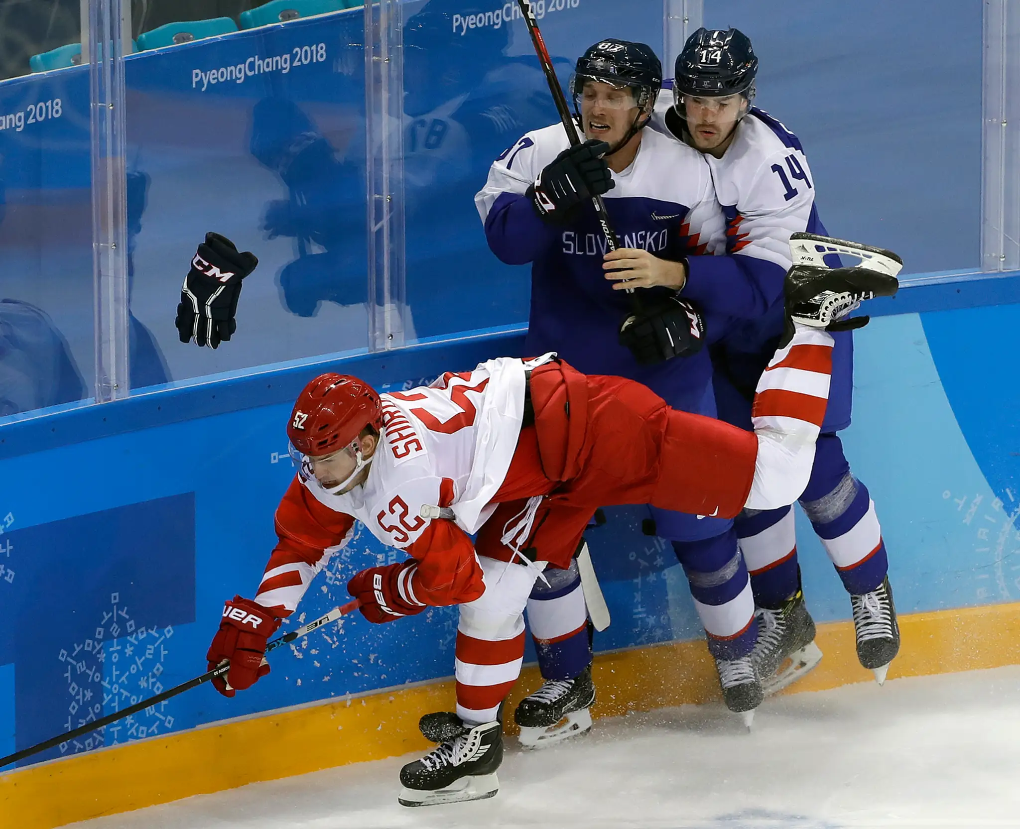 Slovák Andrej Kudrna (vpravo) v súboji s Bogdanom Kiselevičom z tímu ruských olympionikov na ZOH 2018.