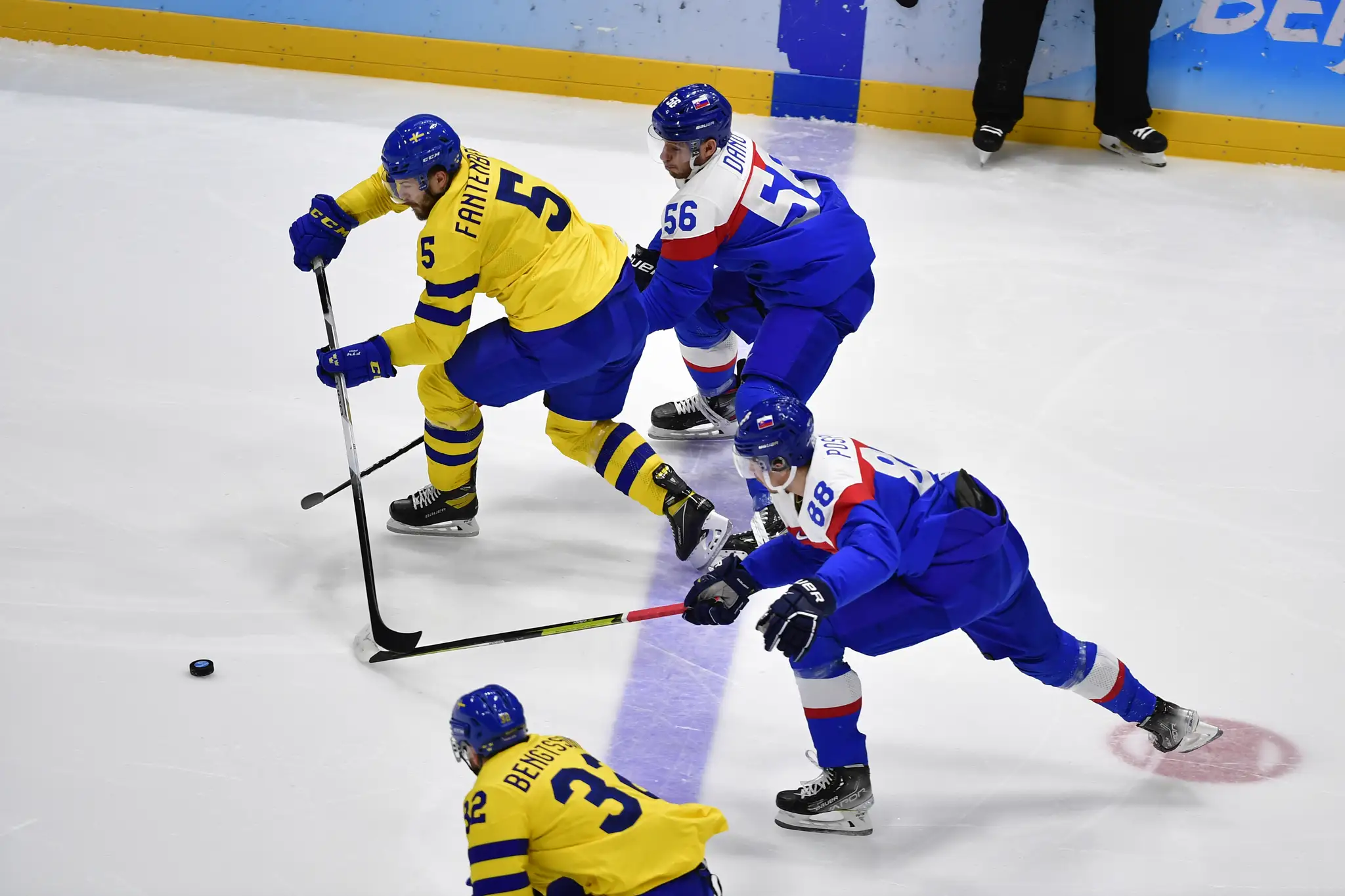Na snímke spredu hráč Švédska Lukas Bengtsson, hokejisti Slovenska Kristián Pospíšil a Marko Daňo a hráč Švédska Oscar Fantenberg.