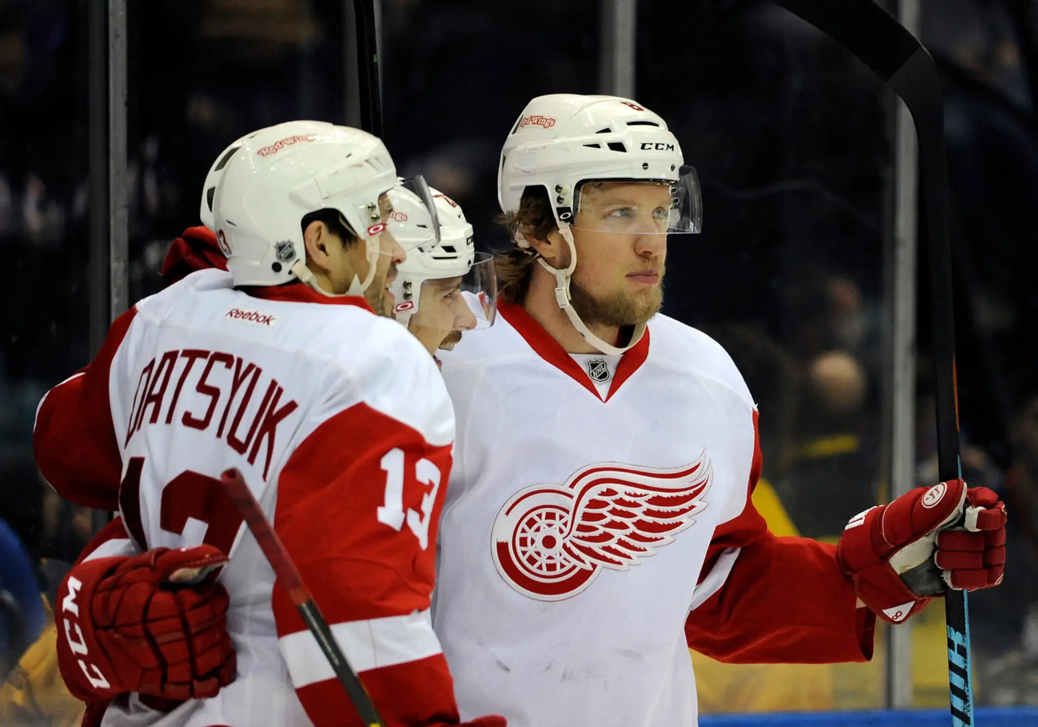 Tomáš Tatar (uprostred) sa teší so spoluhráčmi Pavlom Dacjukom a Justinom Abdelkaderom z Detroitu po strelení gólu proti NY Isla