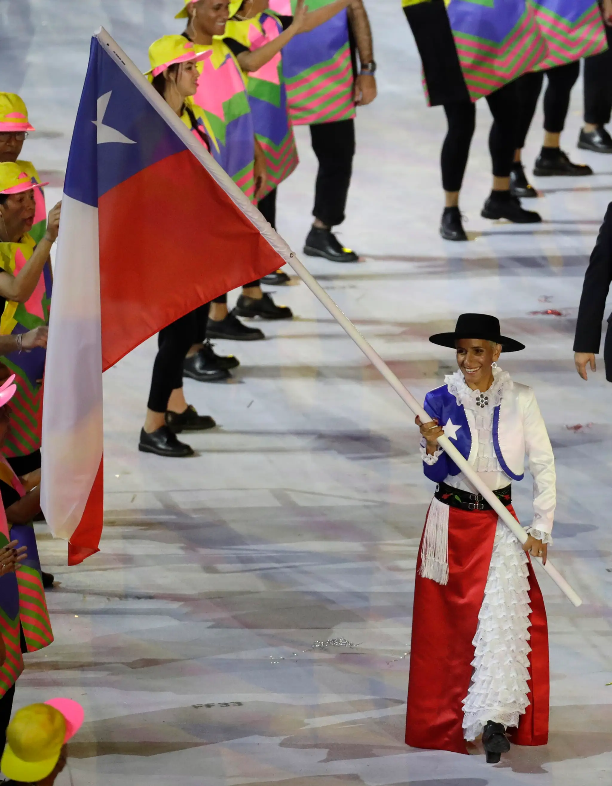 Maratónska bežkyňa Érika Olivera nesie čilskú vlajku na otváracom ceremoniáli OH v Riu.