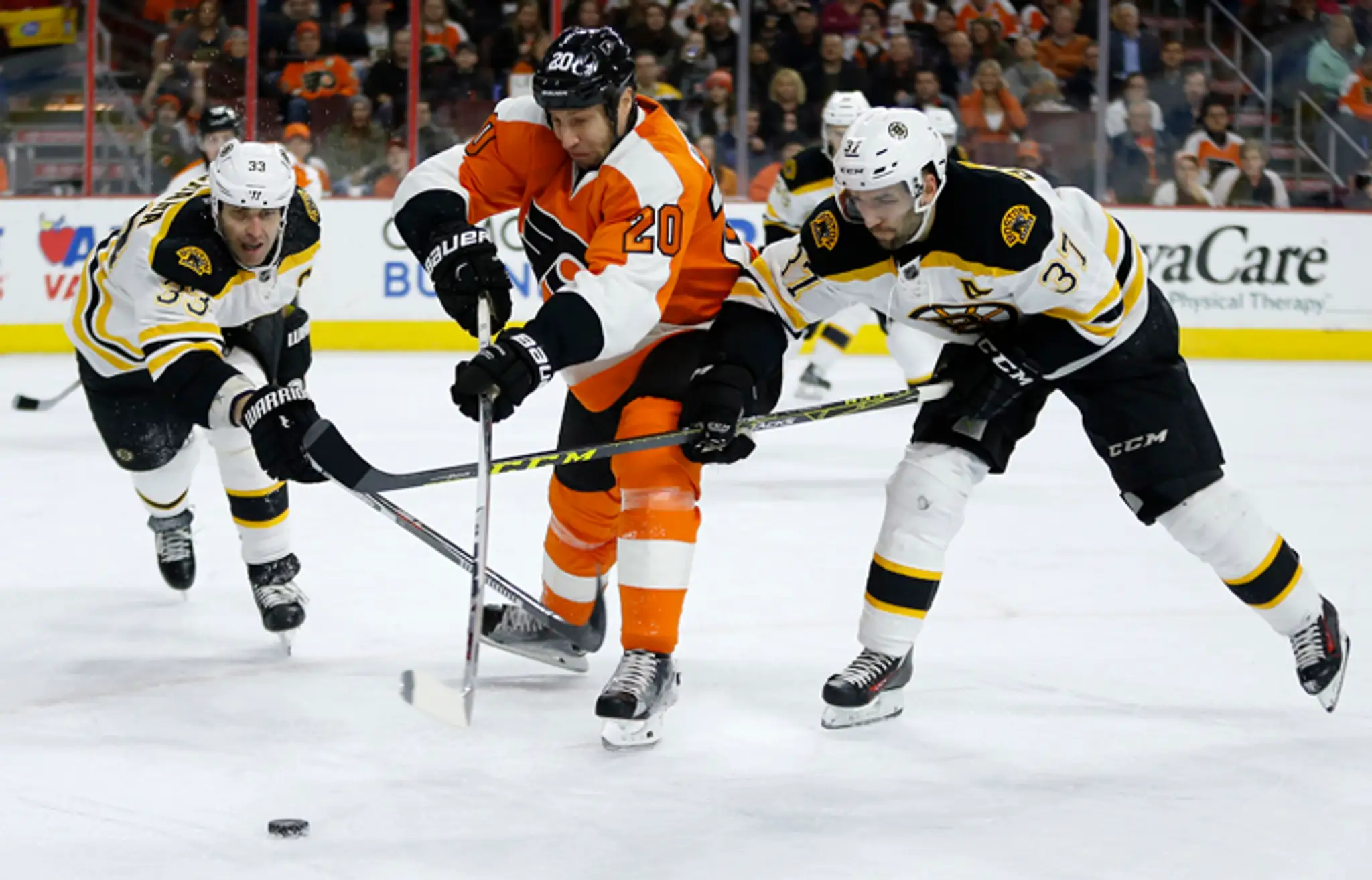 V strede hráč R. J. Umberger (Philadelphia Flyers), po stranách Zdeno Chára a Patrice Bergeron (obaja Boston Bruins).