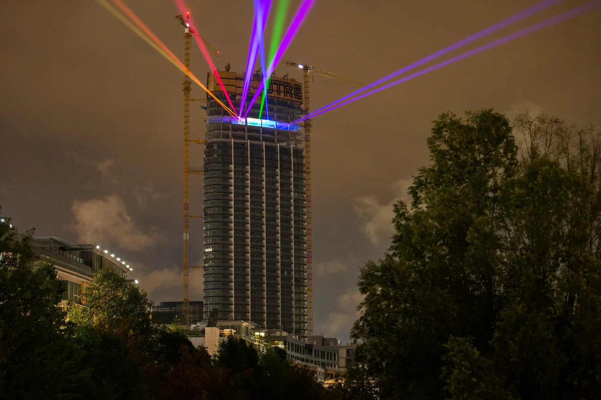 Na snímke site-specific svetelná inštalácia Tower of Light od BN Label na Eurovea Tower.