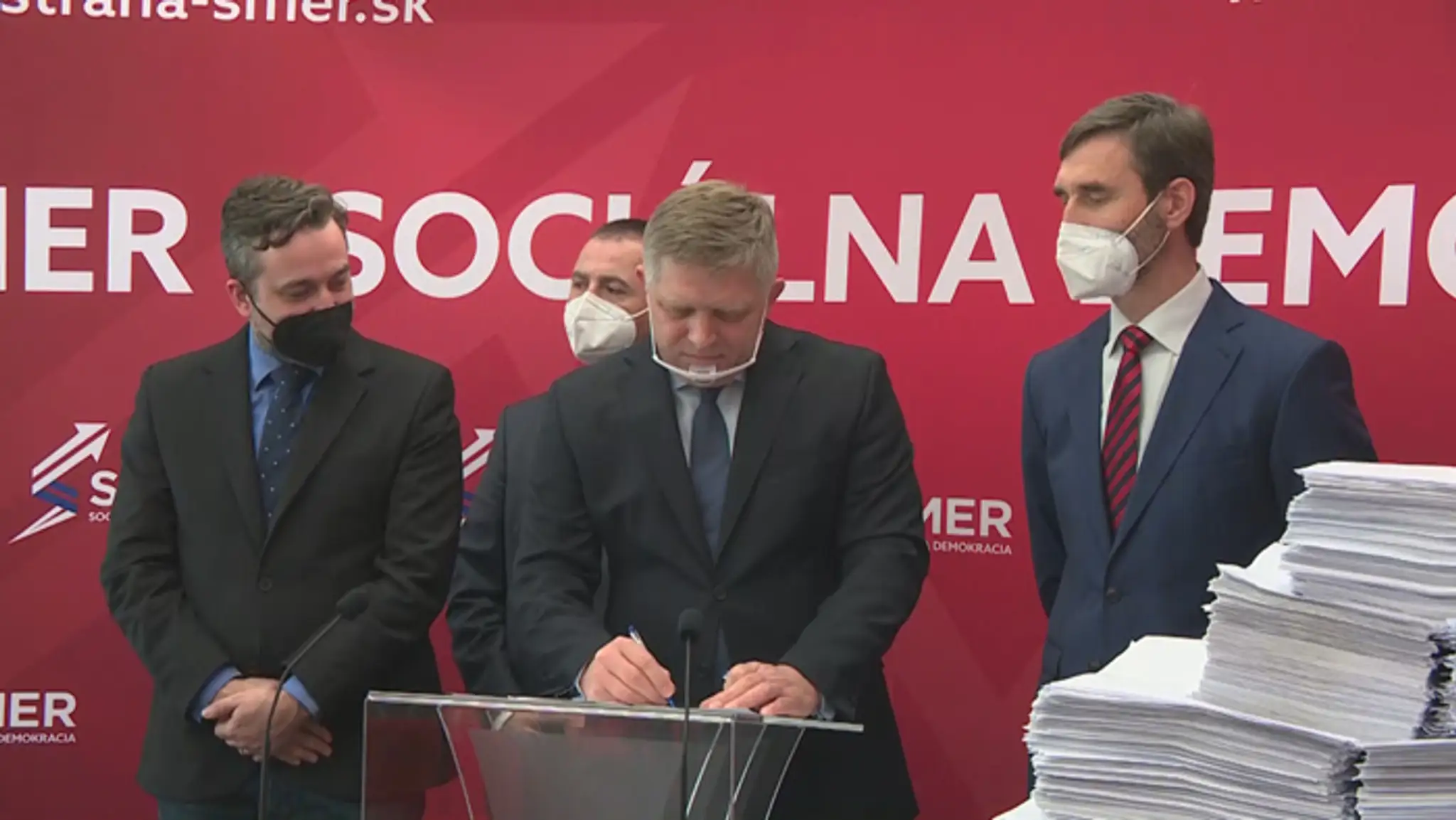 Robert Fico podpisuje petičný hárok na vyhlásenie referenda.