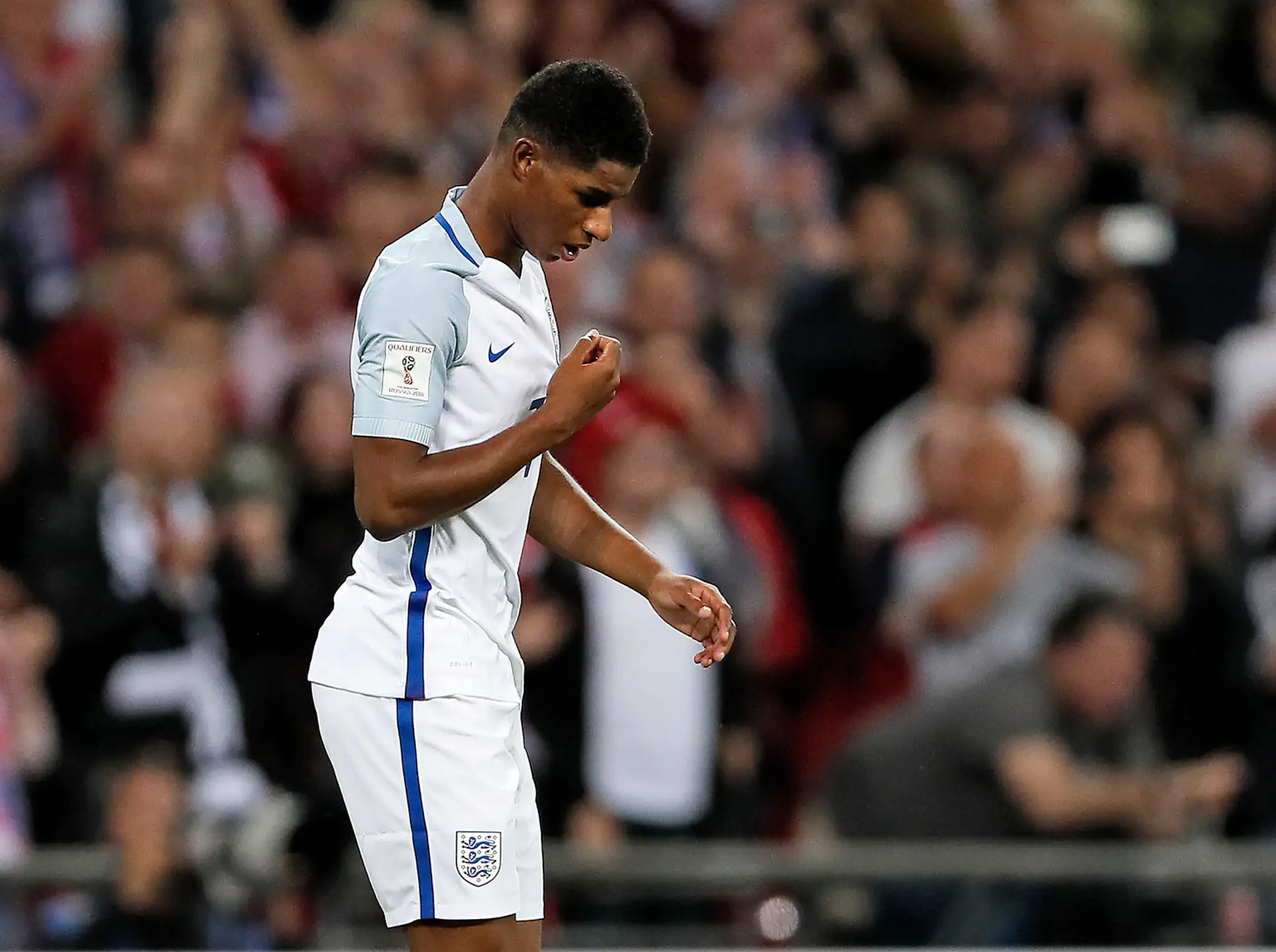 Angličan Marcus Rashford reaguje po zásahu v kvalifkácii MS proti Slovensku.