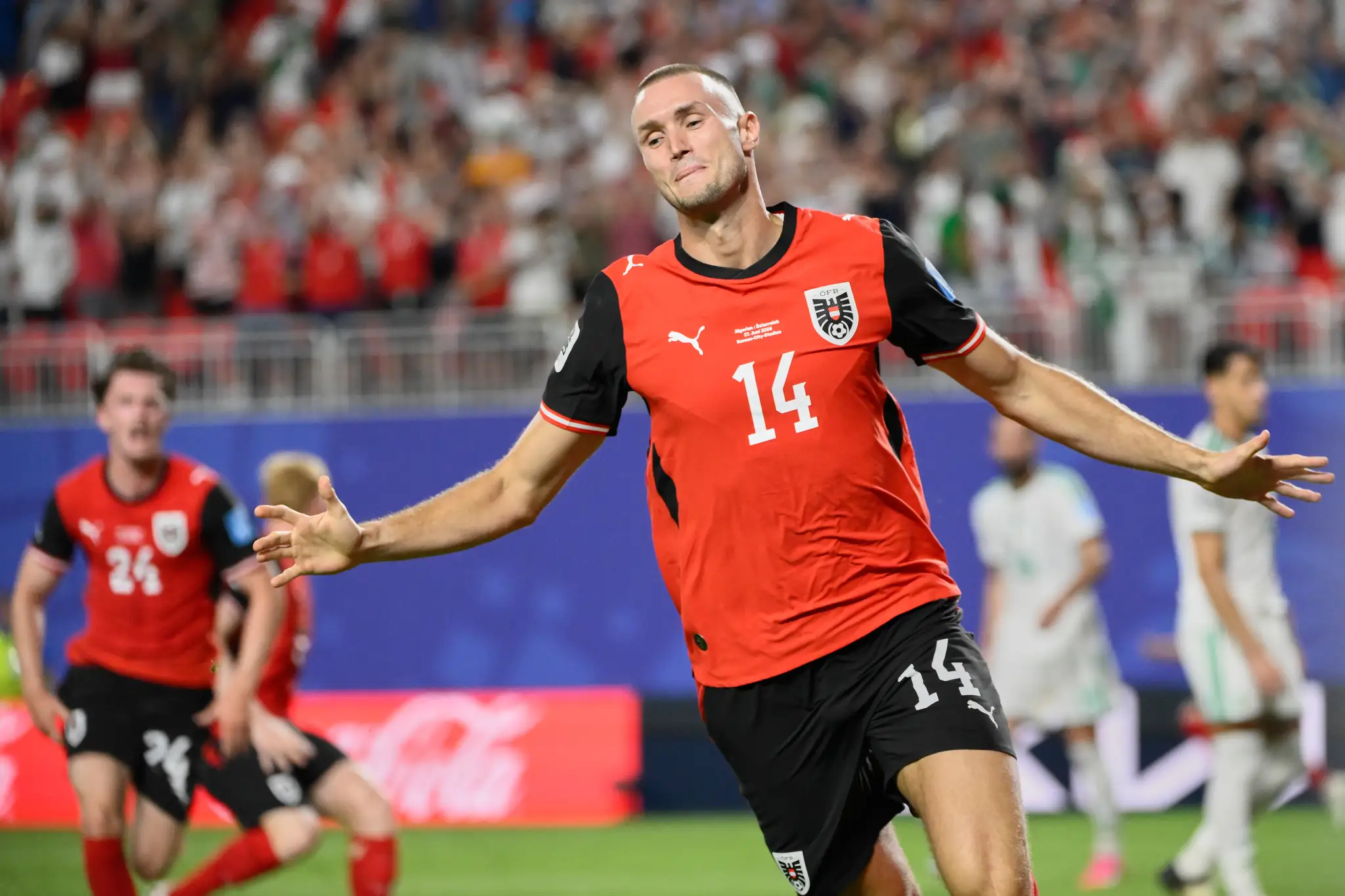 Rakúsky futbalista Saša Kalajdžič sa teší z gólu.