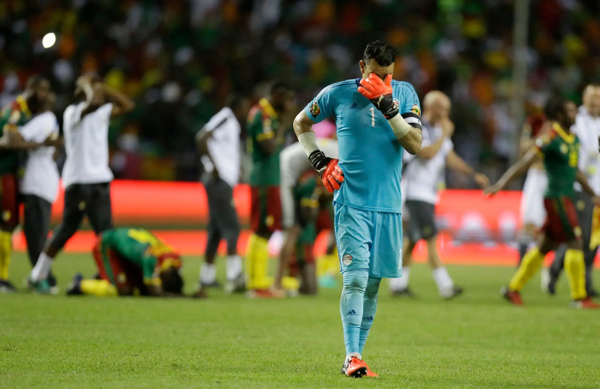 Veterán v bránke Egypta Essam El Hadary plače po prehratom finále APN 2017 proti Kamerunu.