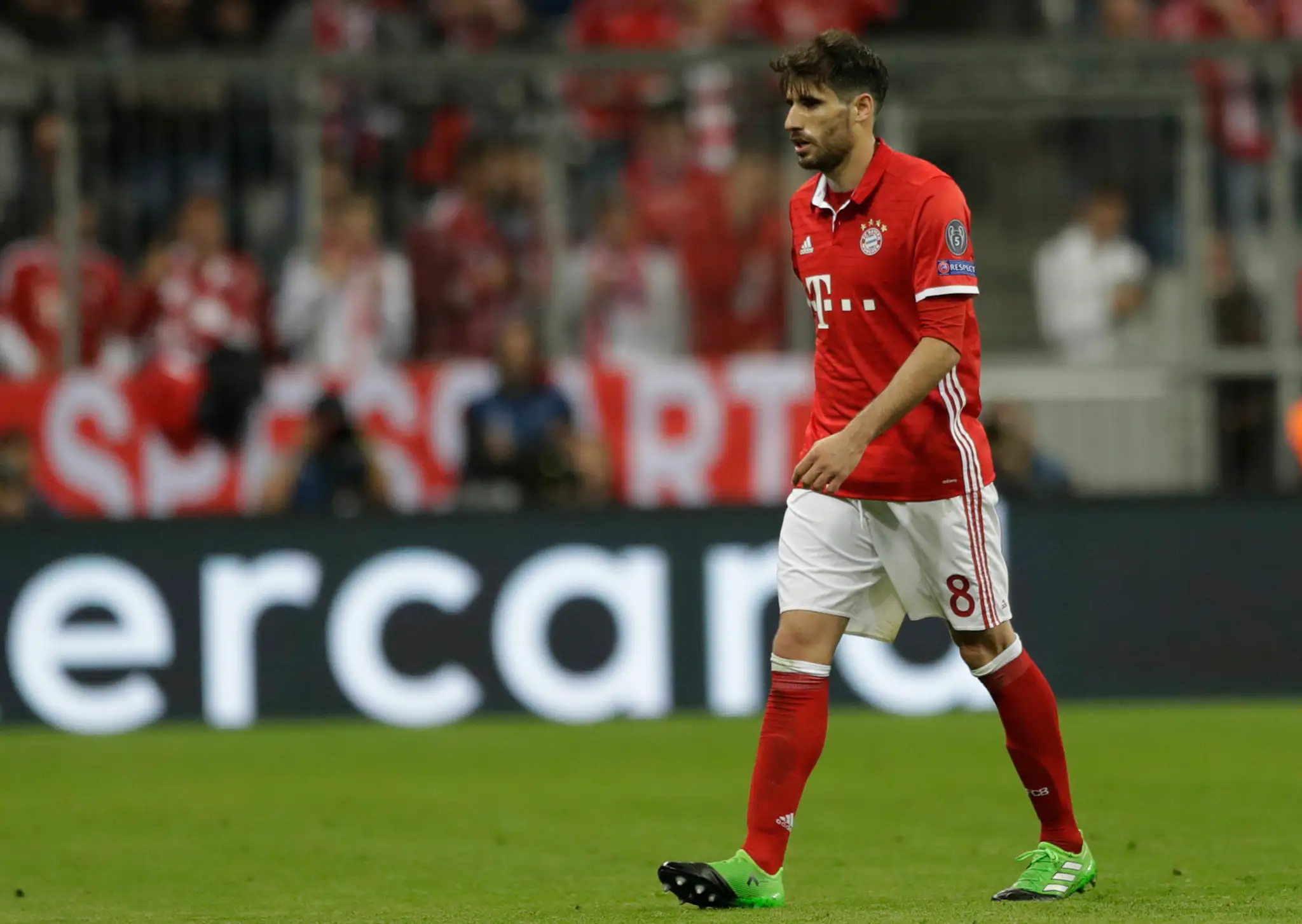 Smutný Javi Martínez z Bayernu opúšťa trávnik po udelenej červenej karte vo štvrťfinále LM proti Realu.