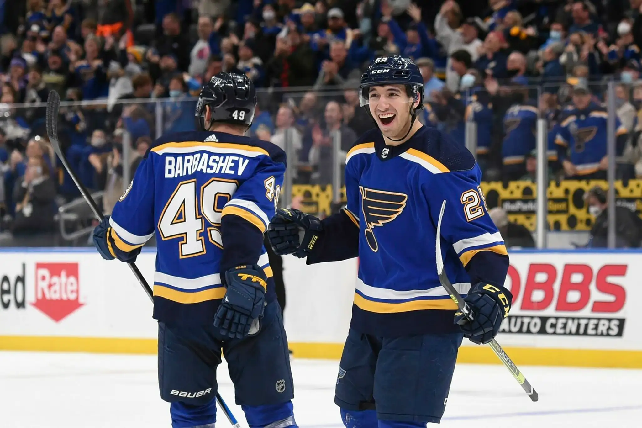 Hokejisti St. Louis Blues sa tešia po strelení gólu.