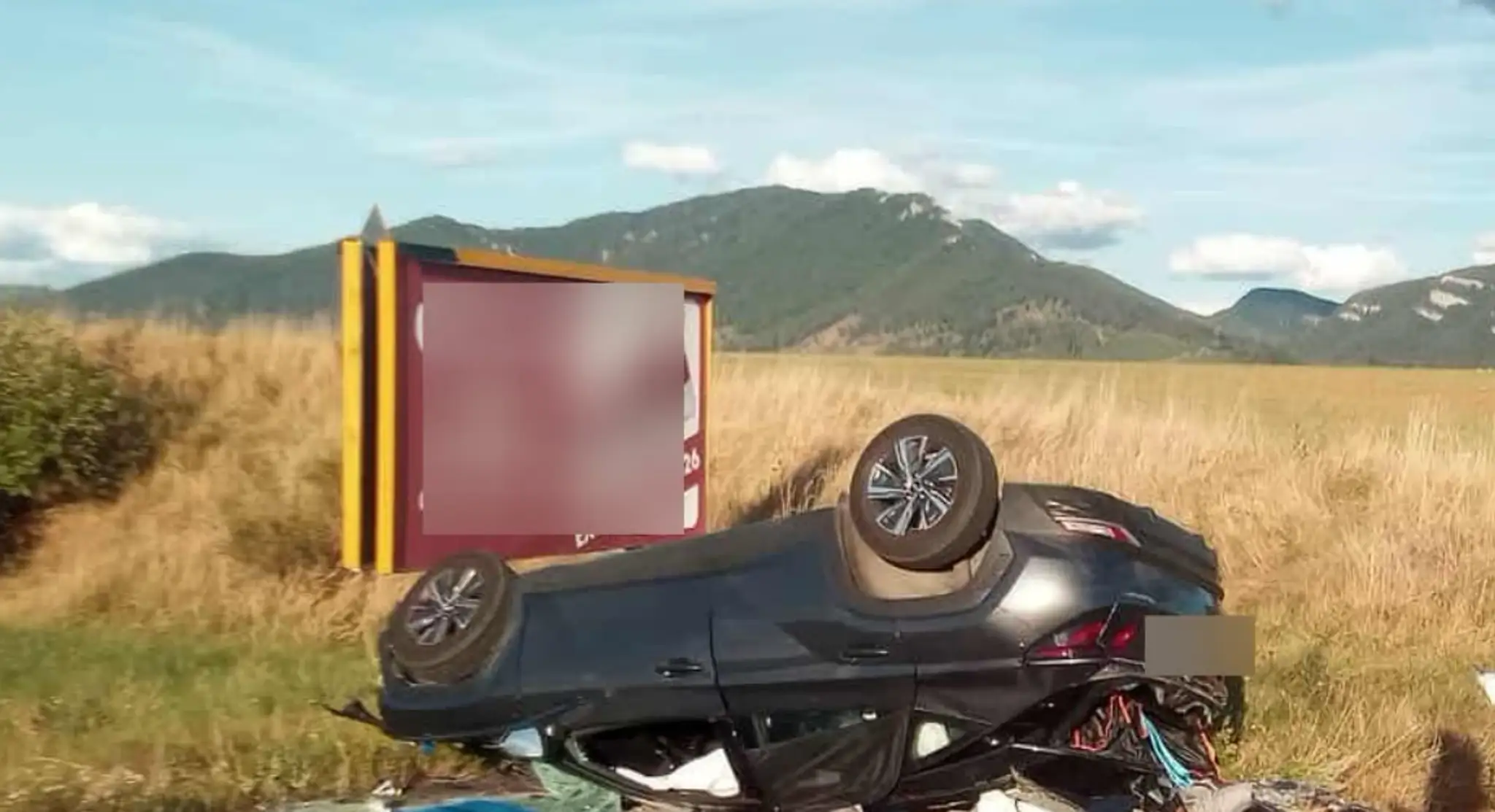 Na snímke havarované auto po čelnej zrážke s kamiónom v okrese Turčianske Teplice.