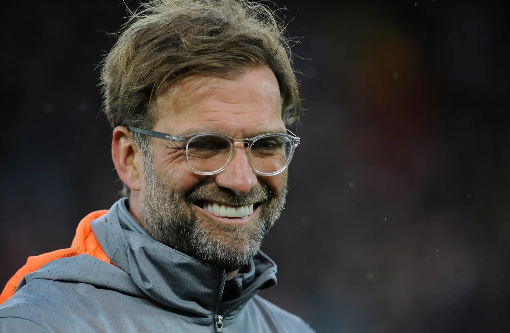 Kouč Liverpoolu Jürgen Klopp sa usmieva v zápase semifinále LM proti AS Rím.