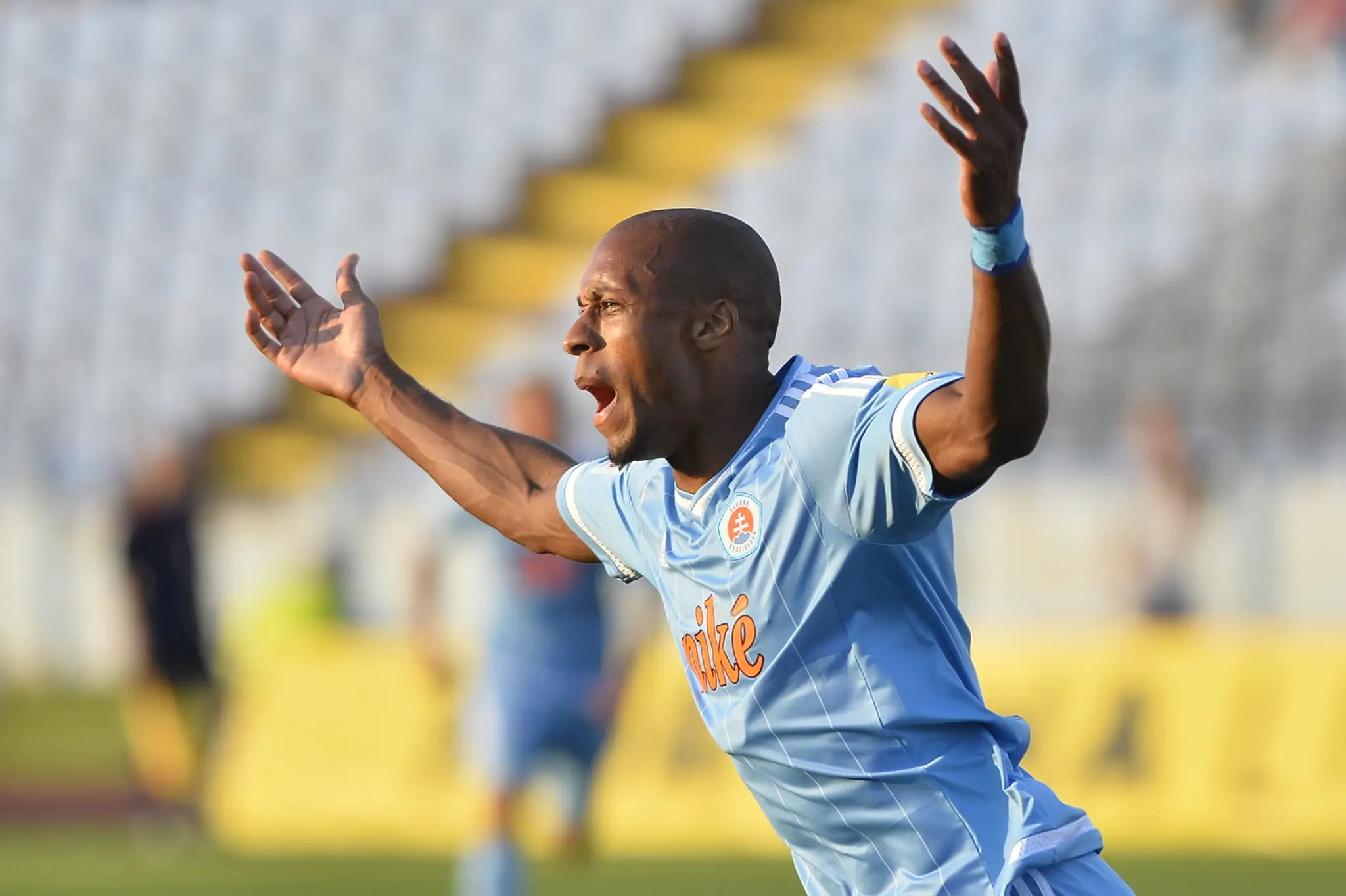 Hráč Slovana Mitchell Schet sa teší po strelení gólu počas zápasu Slovan Bratislava - DAC 1904 Dunajská Streda.