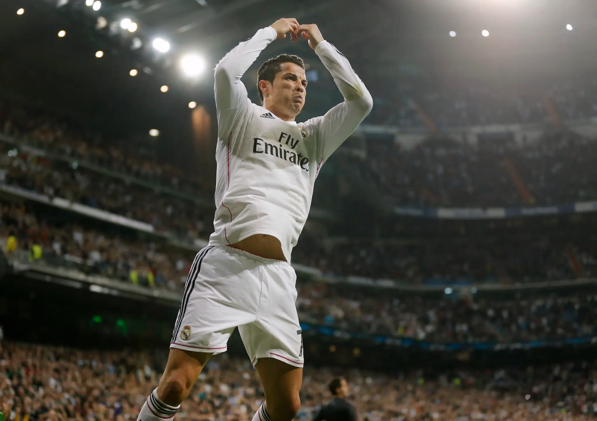 Futbalista Realu Madrid Cristiano Ronaldo sa teší po z gólu.