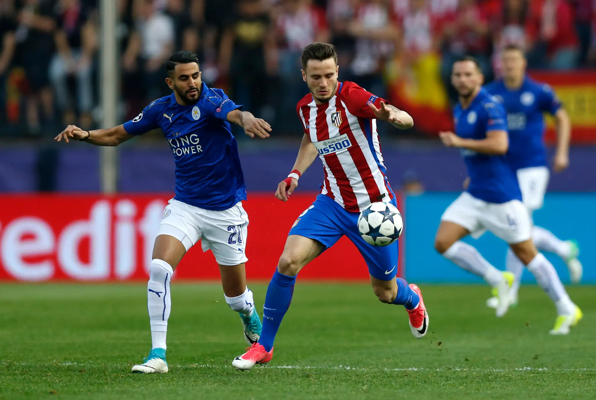 Riyad Mahrez (vľavo) z Leicestru sa snaží zastaviť Saúla Nígueza z Atlética vo štvrťfinále LM