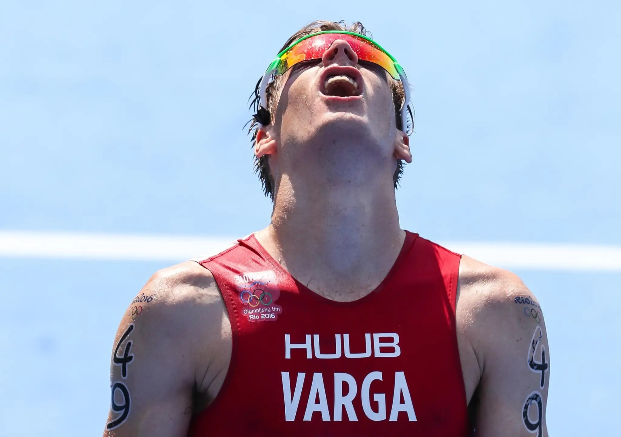 Slovenský triatlonista Richard Varga v cieli súťaže mužov na OH v brazílskom Riu de Janeiro.