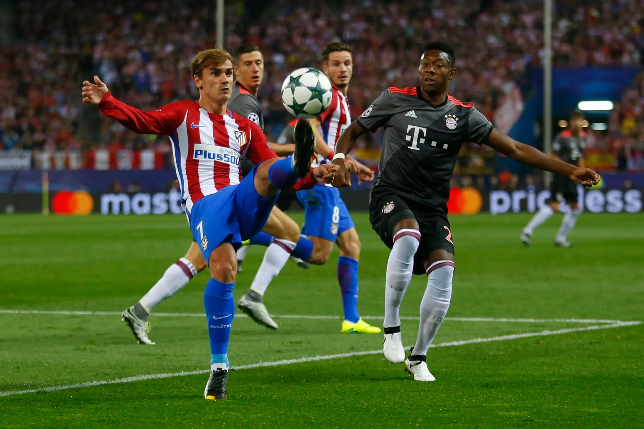 Obranca Bayernu David Alaba (vpravo) sa snaží zstaviť ostrostrelca Atlética Madrid Antoinea Griezmanna v dueli LM.