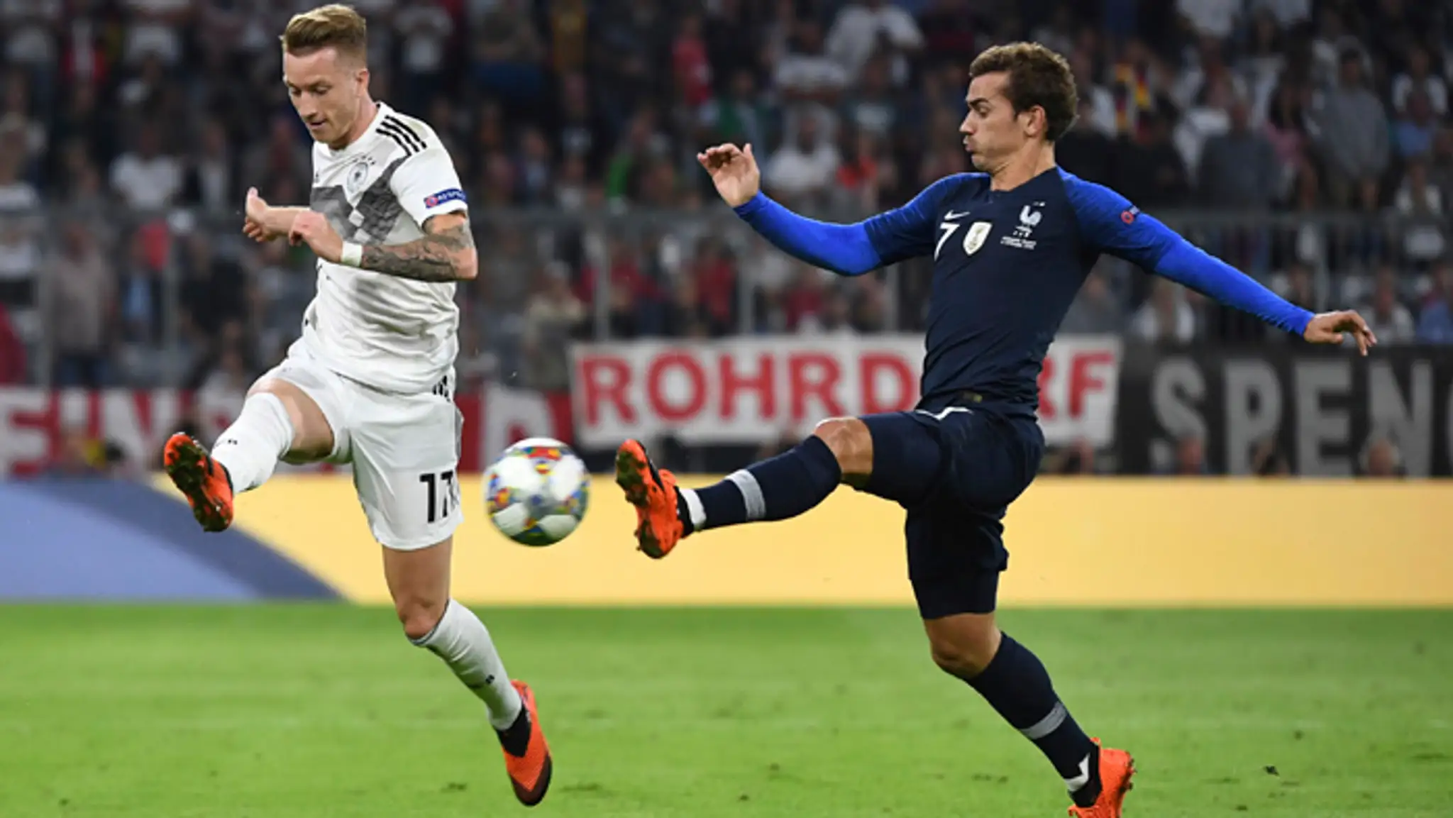 Nemecký hráč Marco Reus (vľavo) a francúzsky reprezentant Antoine Griezmann v zápase Ligy národov.