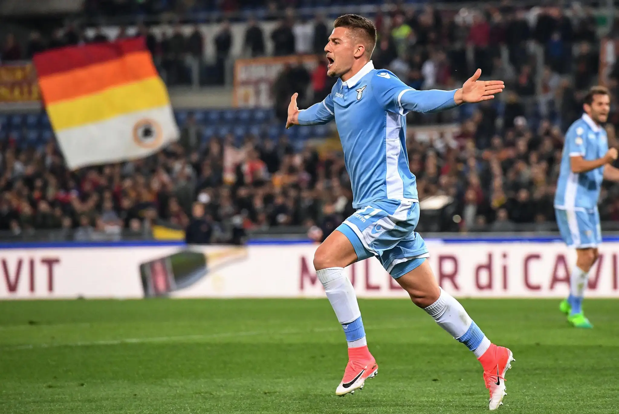 Sergej Milinkovič-Savič z Lazia oslavuje svoj gól na archívnej snímke.