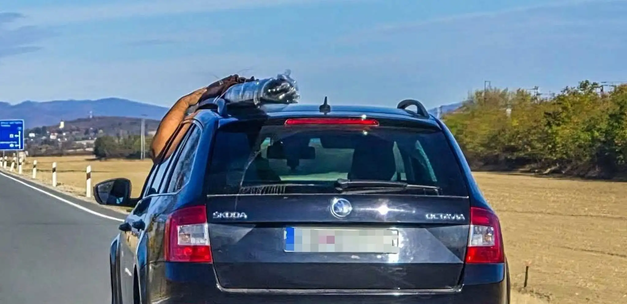 Náklad pridržiaval rukou