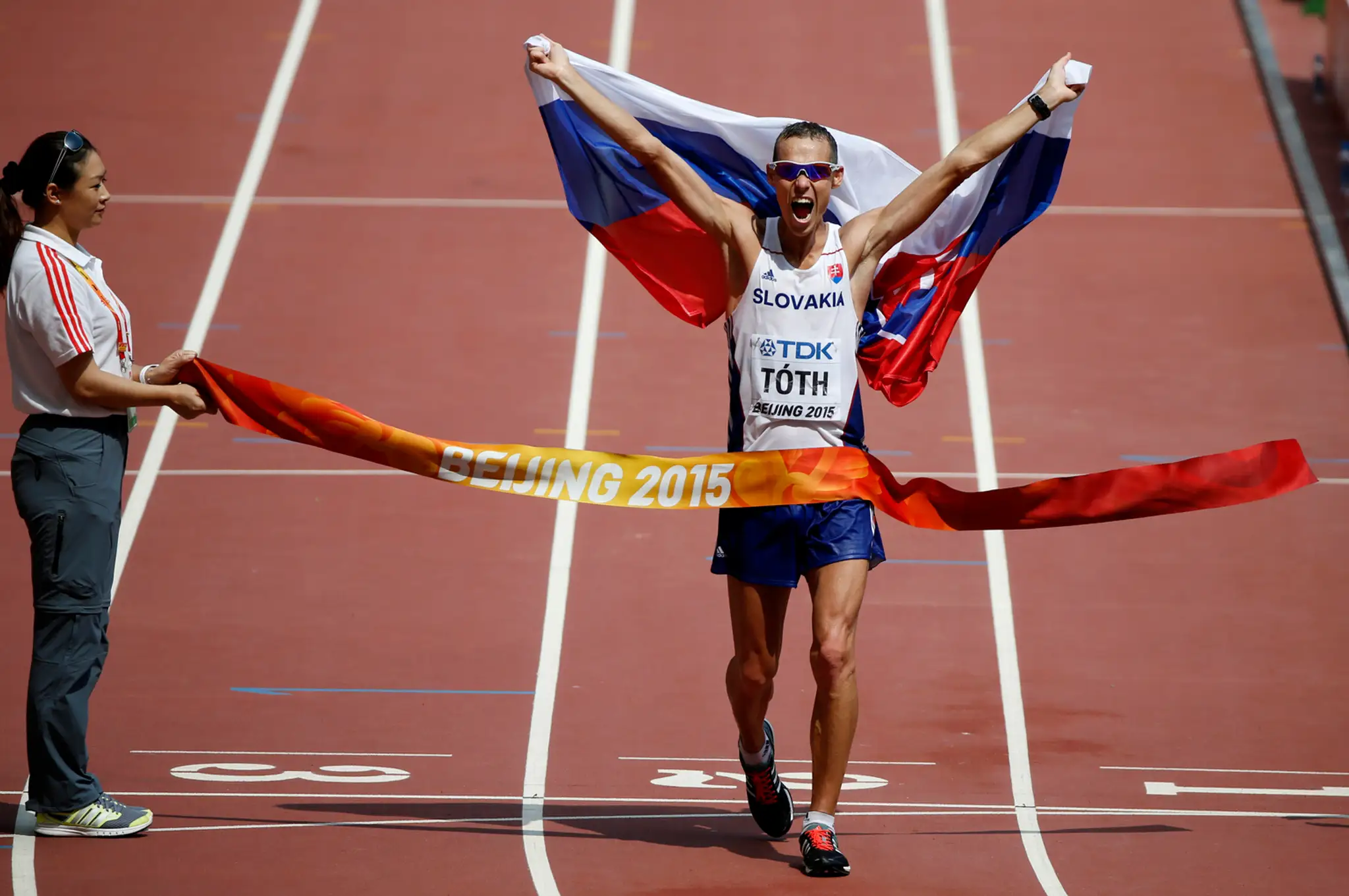 Matej Tóth ako prvý trhá pásku v chôdzi na 50 metrov na MS v Pekingu.