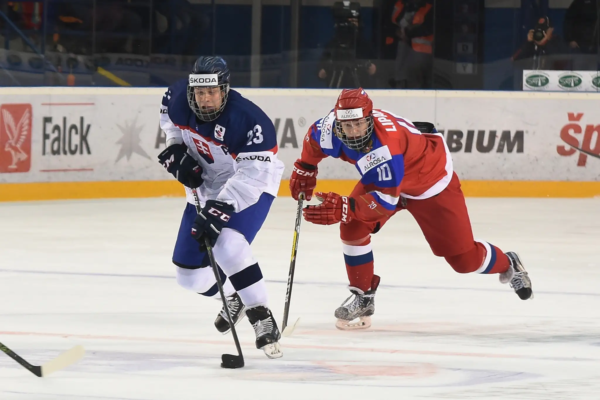 Adam Liška zo Slovenska (vľavo) a Alexej Lipanov z Ruska vo štvrťfinále MS do 18 rokov.