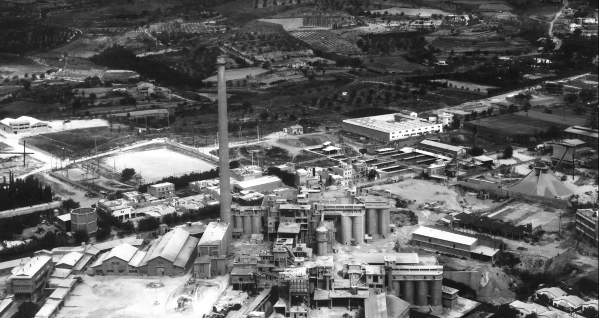 Archívna snímka cementárne z roku 1973.