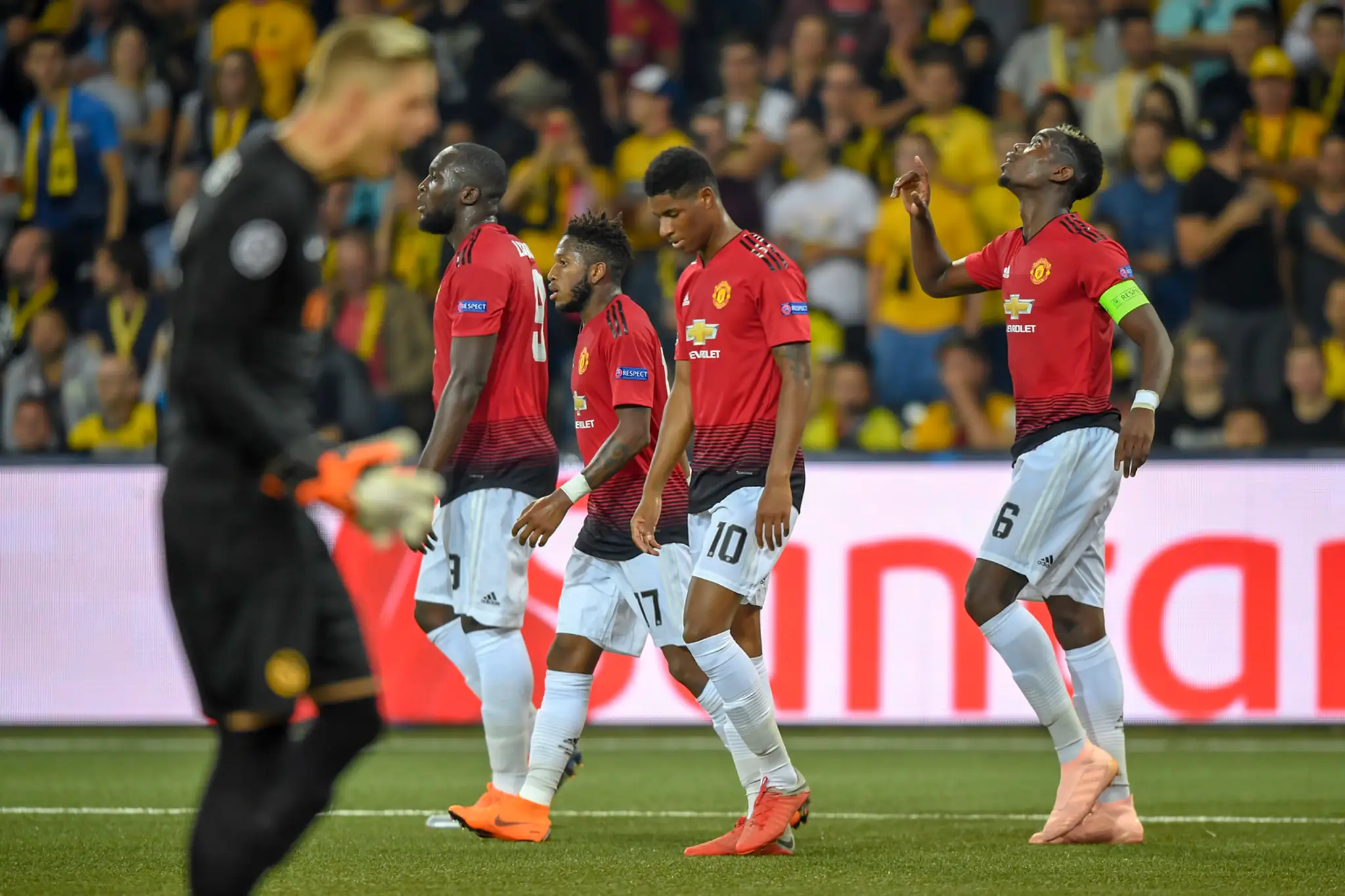 Paul Pogba (vpravo) z ManUtd sa teší so spoluhráčmi z ManUtd z gólu na pôde YB Bern v LM.
