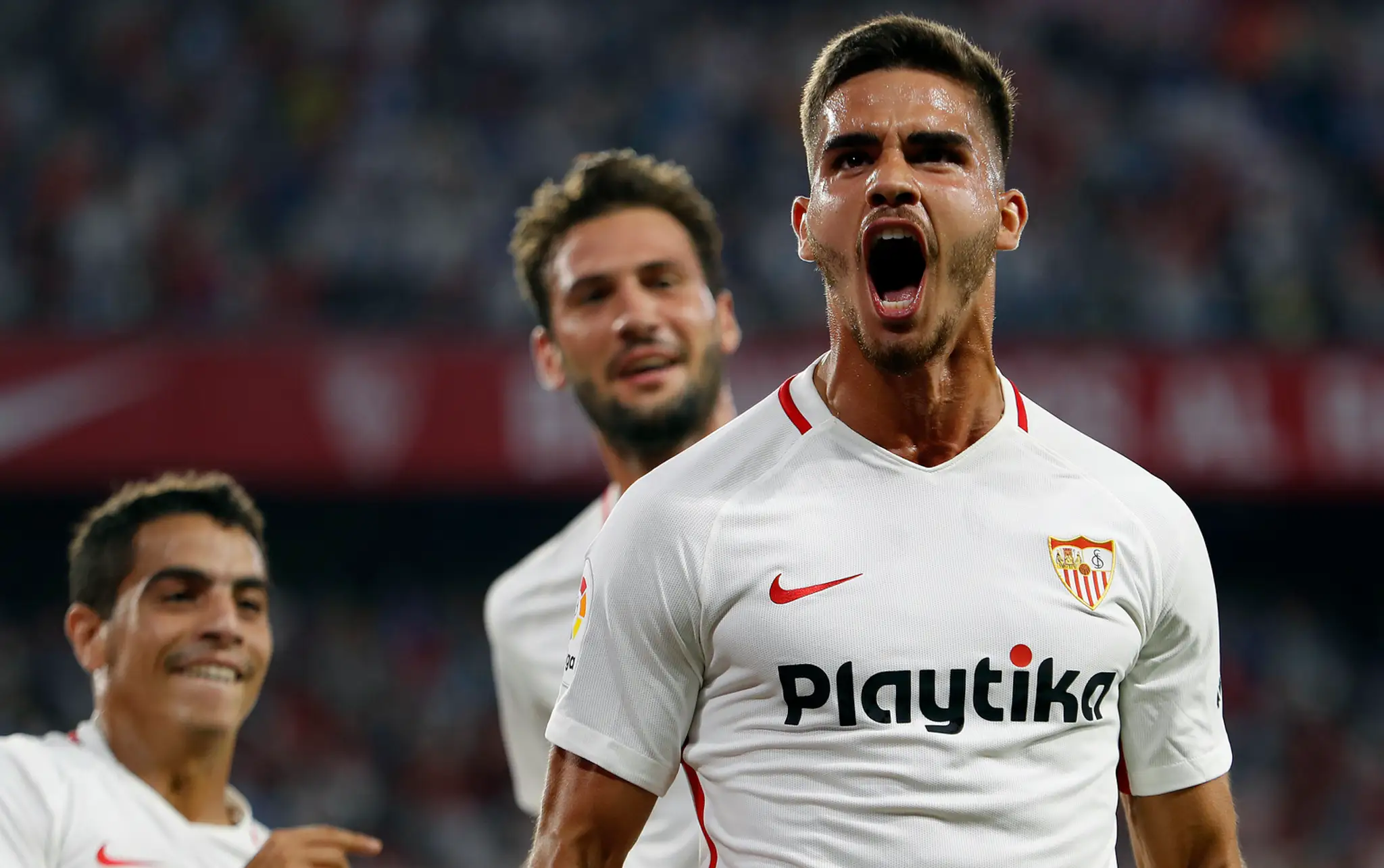 André Silva z FC Sevilla oslavuje gól proti Realu.