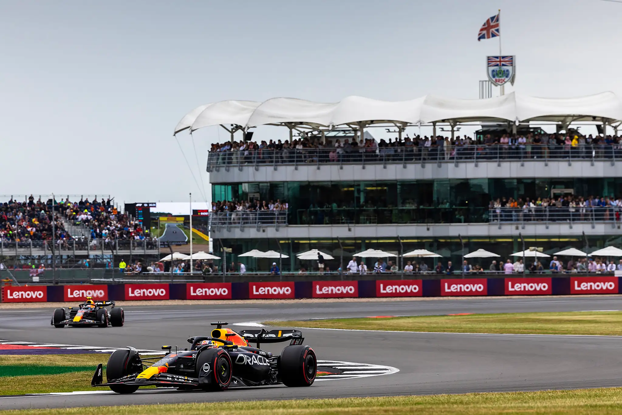 Max Verstappen na trati vo Veľkej Británii.