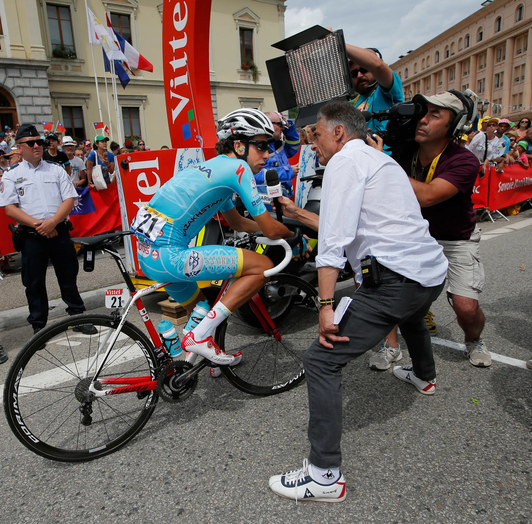 Fabio Aru odpovedá na otázky novinárov pred štartom 19. etapy Tour de France