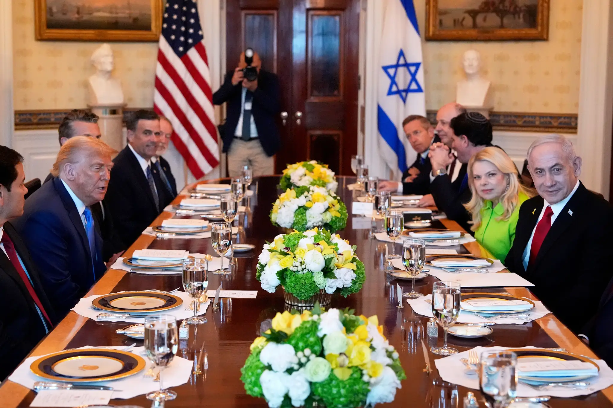 Americký prezident Donald Trump (druhý vľavo) a izraelský premiér Benjamin Netanjahu (vpravo) počas stretnutia v Modrej miestnosti Bieleho domu vo Washingtone.