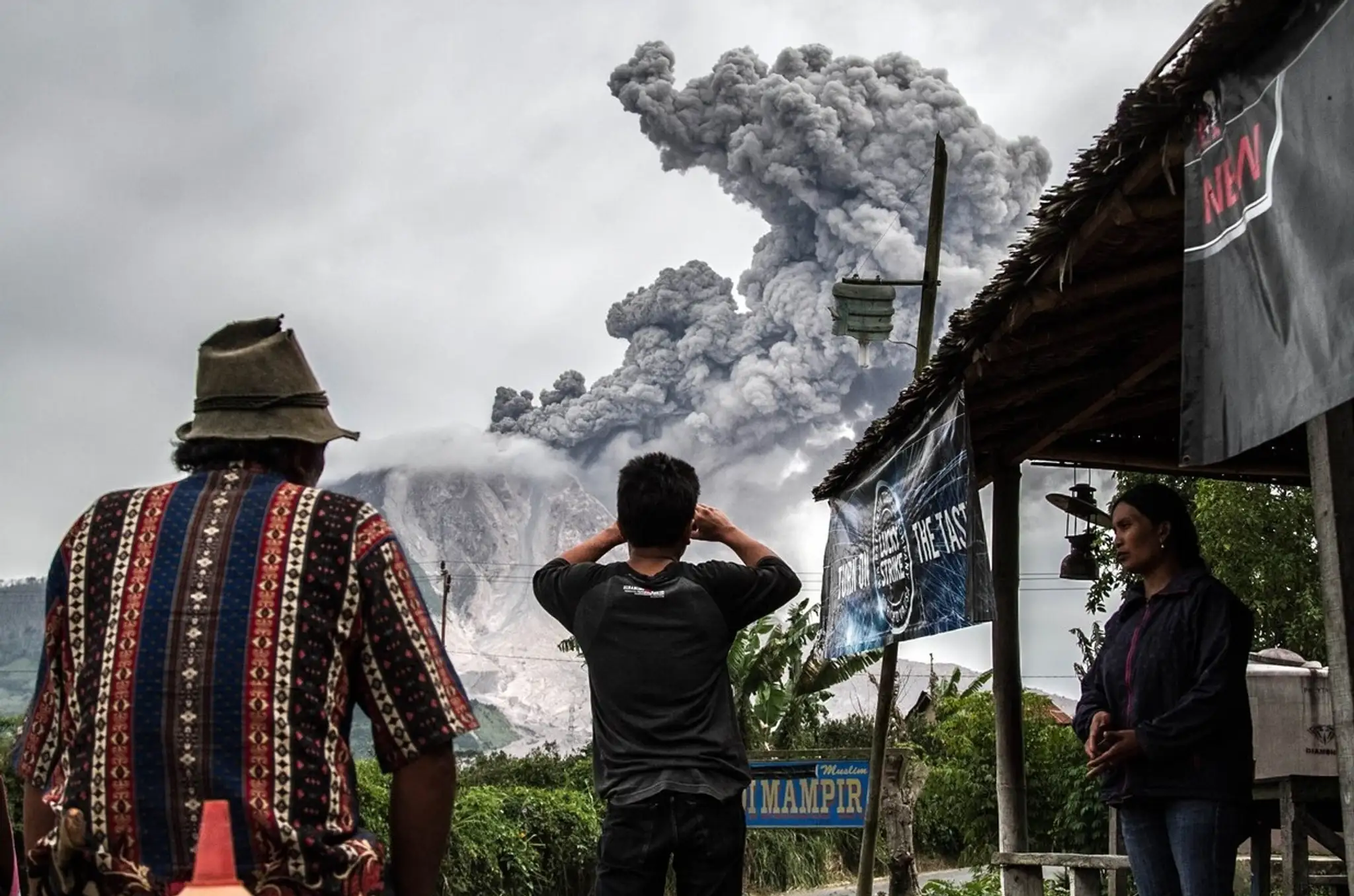 Sopka Sinabung opäť chŕli lávu a popol.