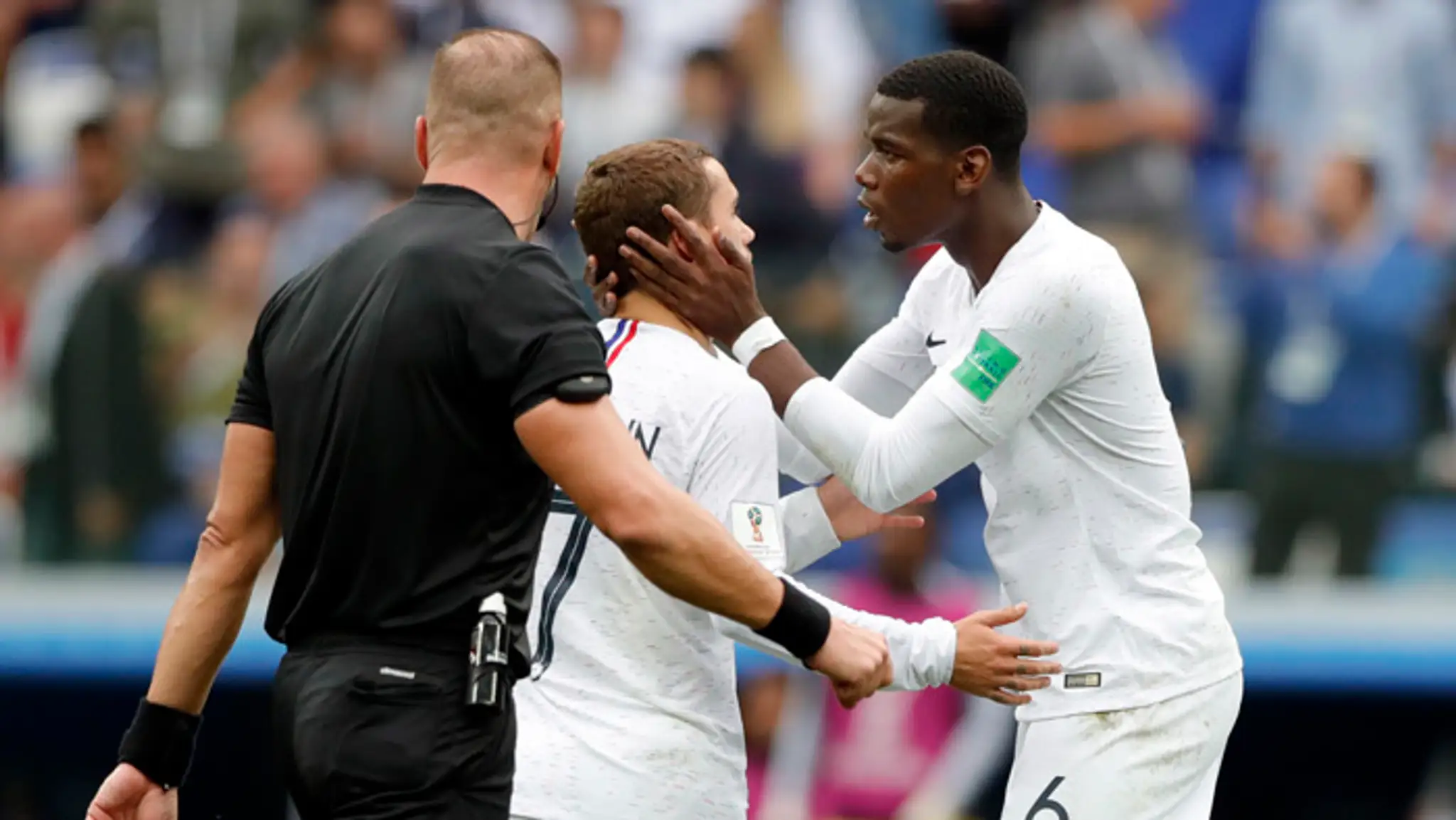 Francúzski hráči Antoine Griezmann a Paul Pogba vo štvrťfinále proti Uruguaju.