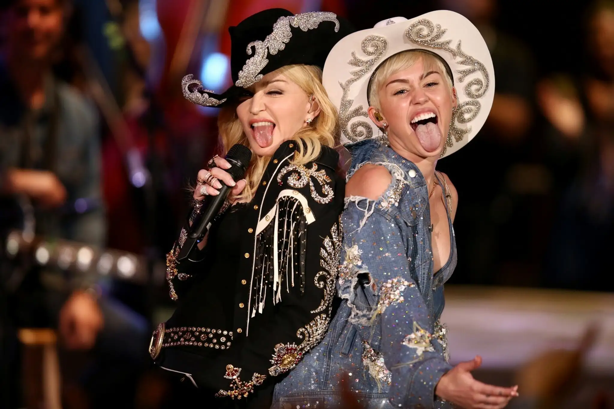 Madonna a Miley Cyrus spolu na pódiu.