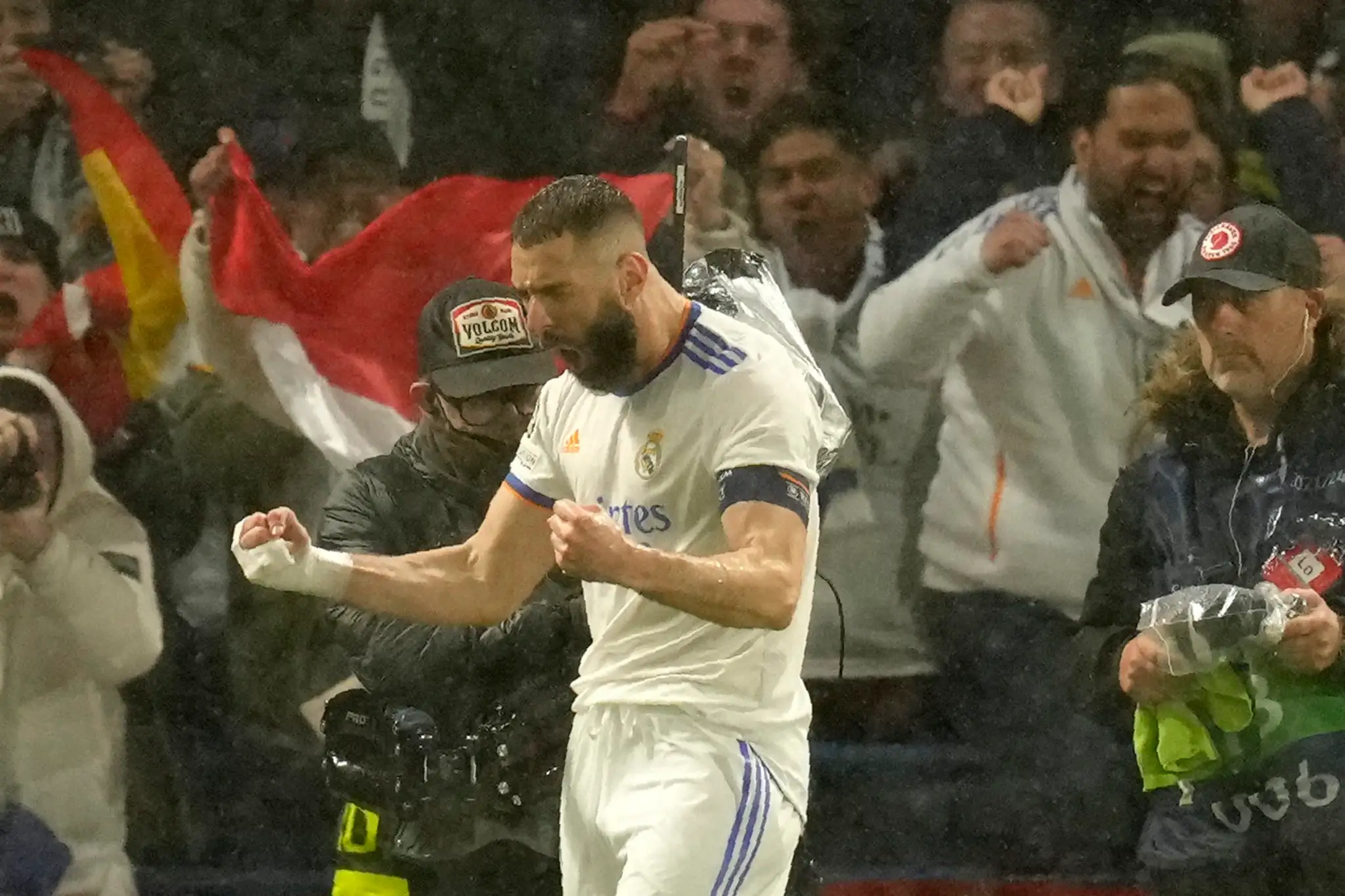 Karim Benzema z Realu Madrid oslavuje gól v prvom štvrťfinále LM na pôde Chelsea.