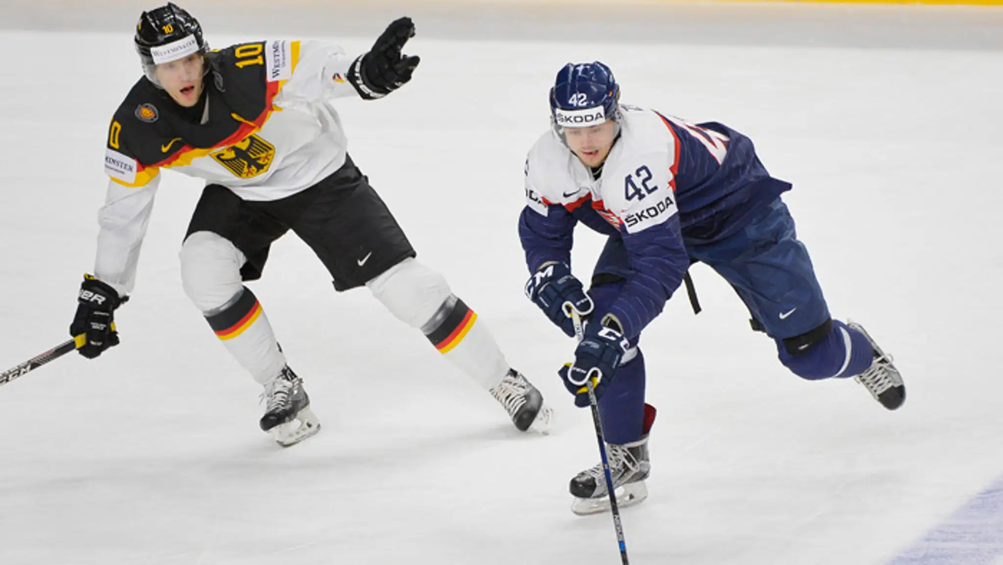 Vpravo Tomáš Zigo (Slovensko) a Christian Ehrhoff (Nemecko).