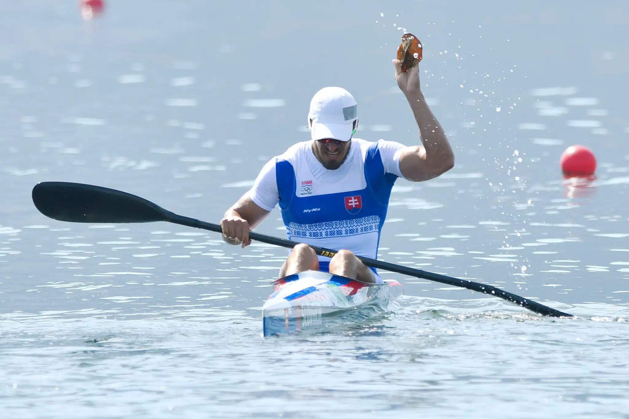 Rýchlostný kajakár Peter Gelle v cieli A finále na 1000 m.